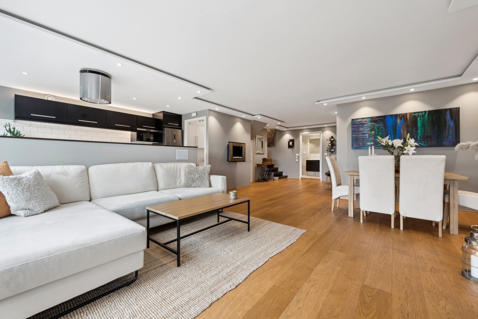 Det er også høyttalere fra Bowers & Wilkins bak sofaen. Galleribilde