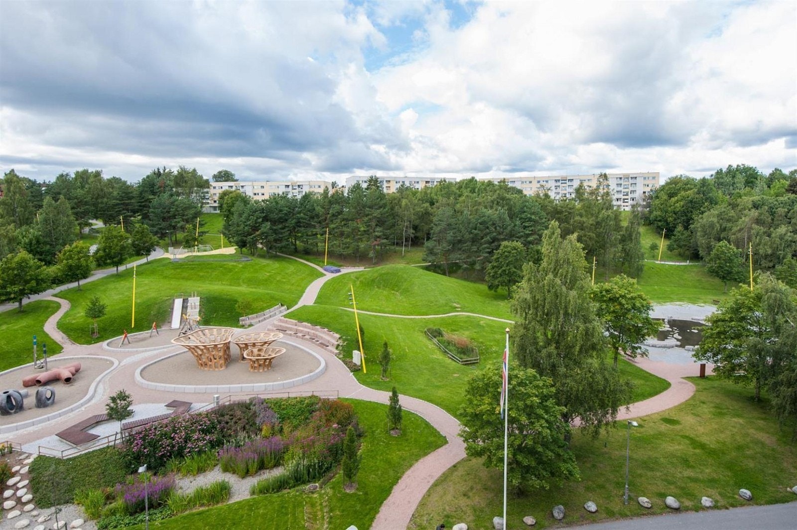 Verdensparken. Her er det benker, grill, hinderløype, frukt- og bærhage, lekelandskap og bekk. Galleribilde