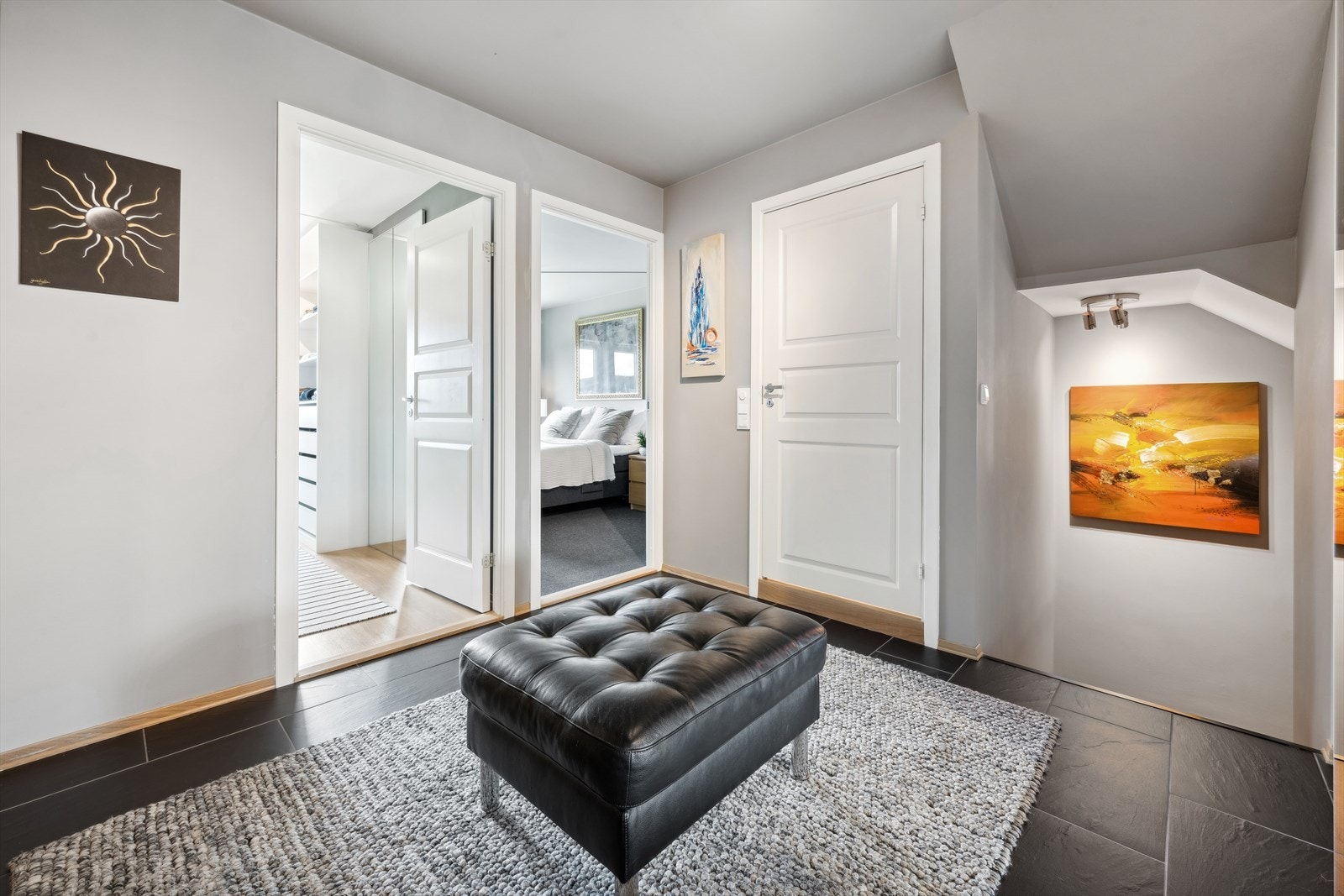 Leiligheten byr på totalt tre soverom, hvorav ett er innredet som et walk-in i dag. Galleribilde