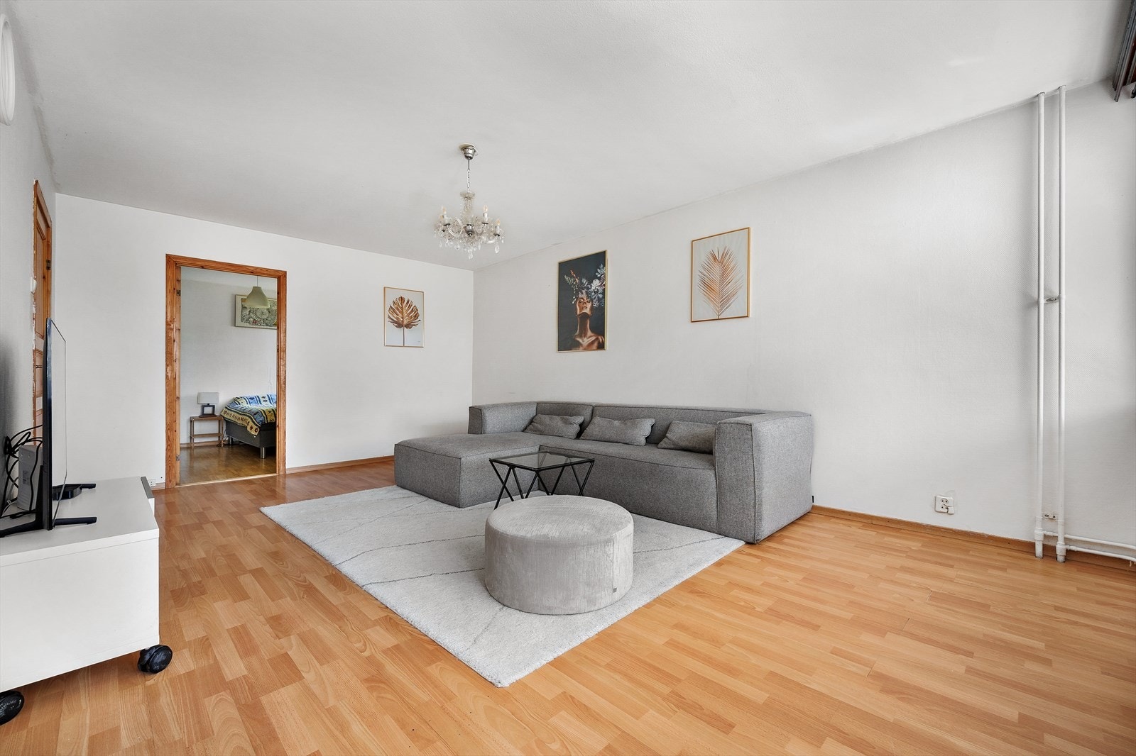 I stuen er det plass til både sofagruppe og spisebord. Galleribilde