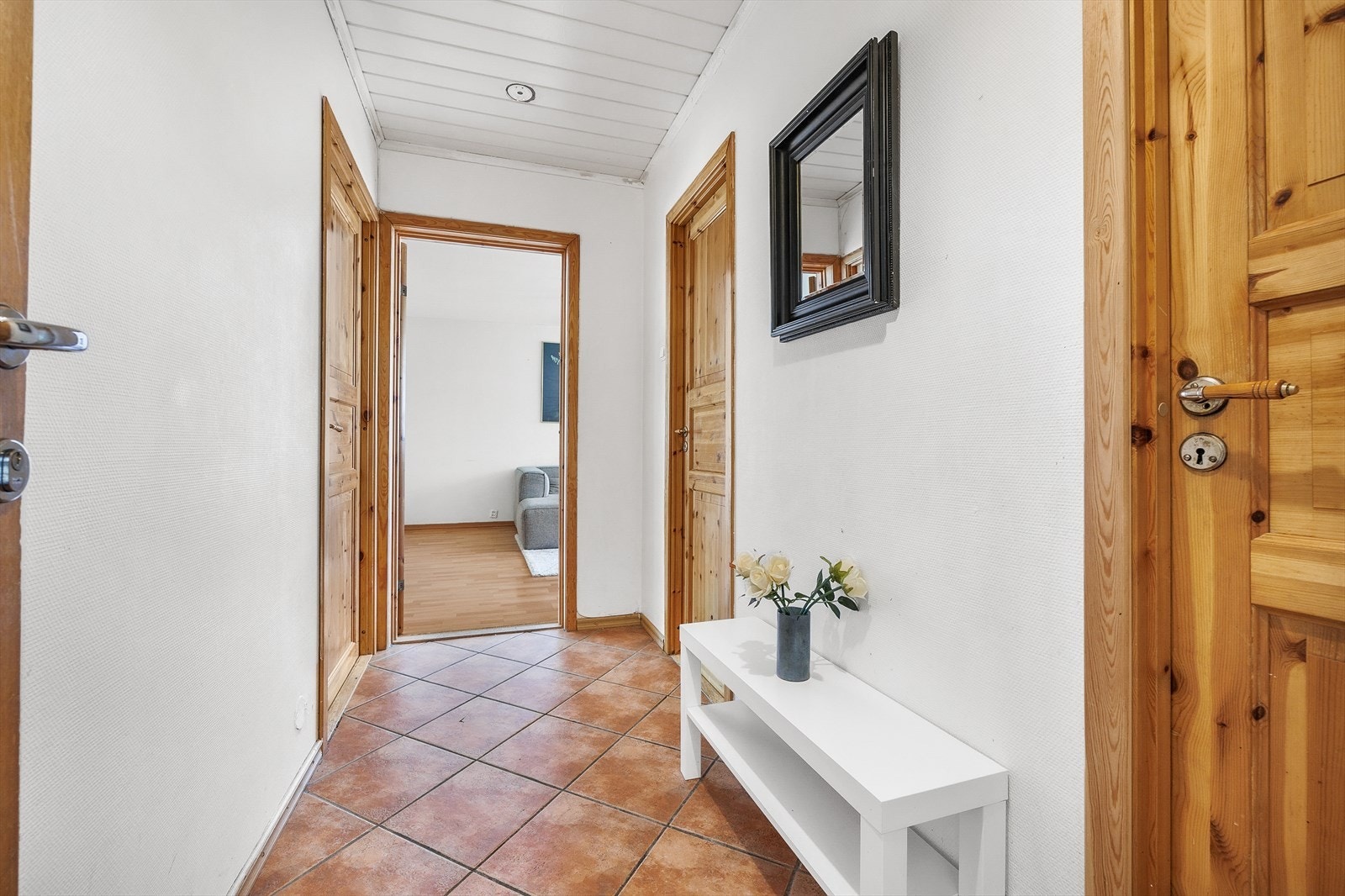 Åpen og praktisk entré med beskyttende fliser på gulvet. Galleribilde