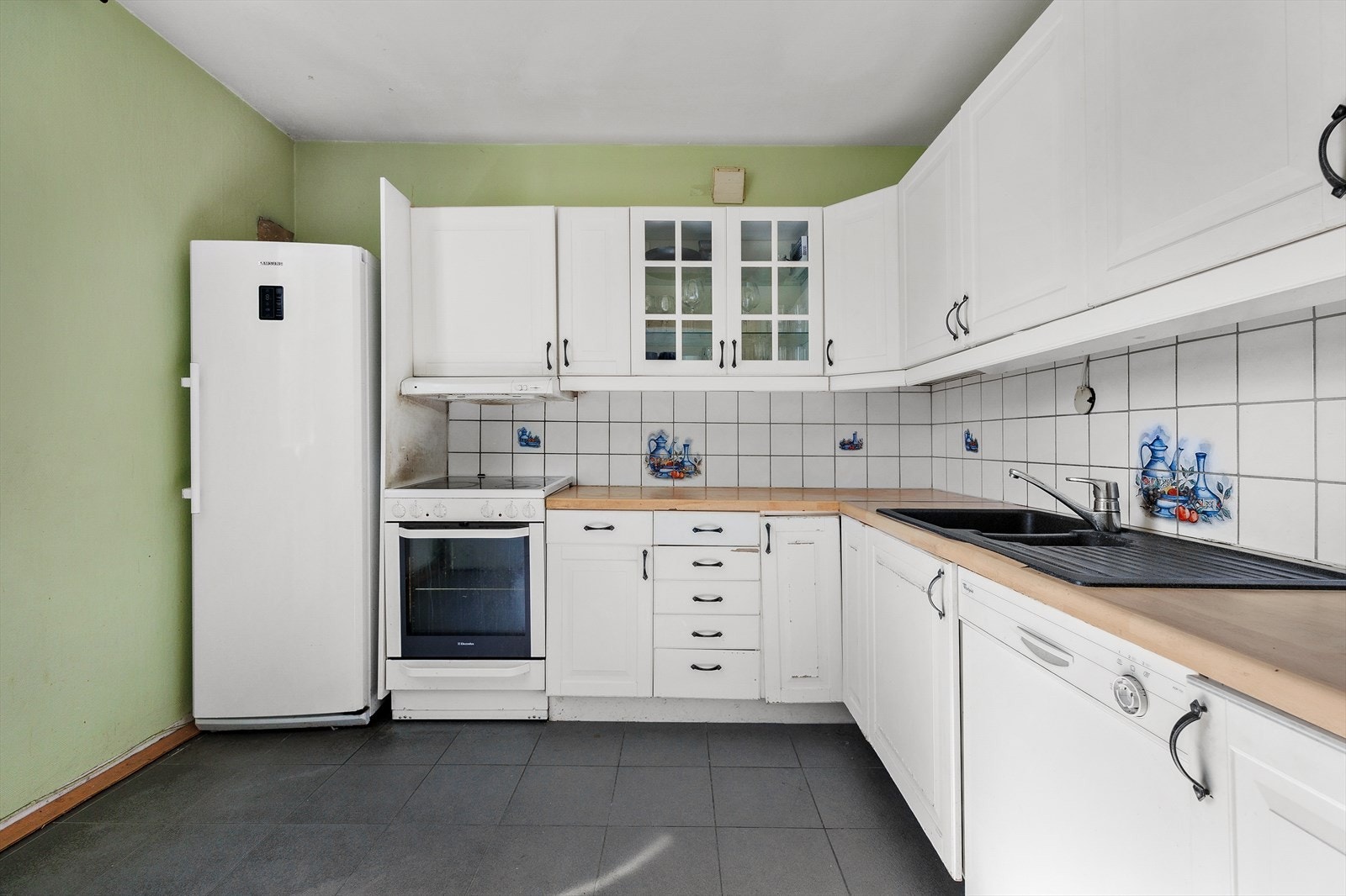 Eget romslig kjøkkenrom med plass til frokostbord ved vinduet. Galleribilde