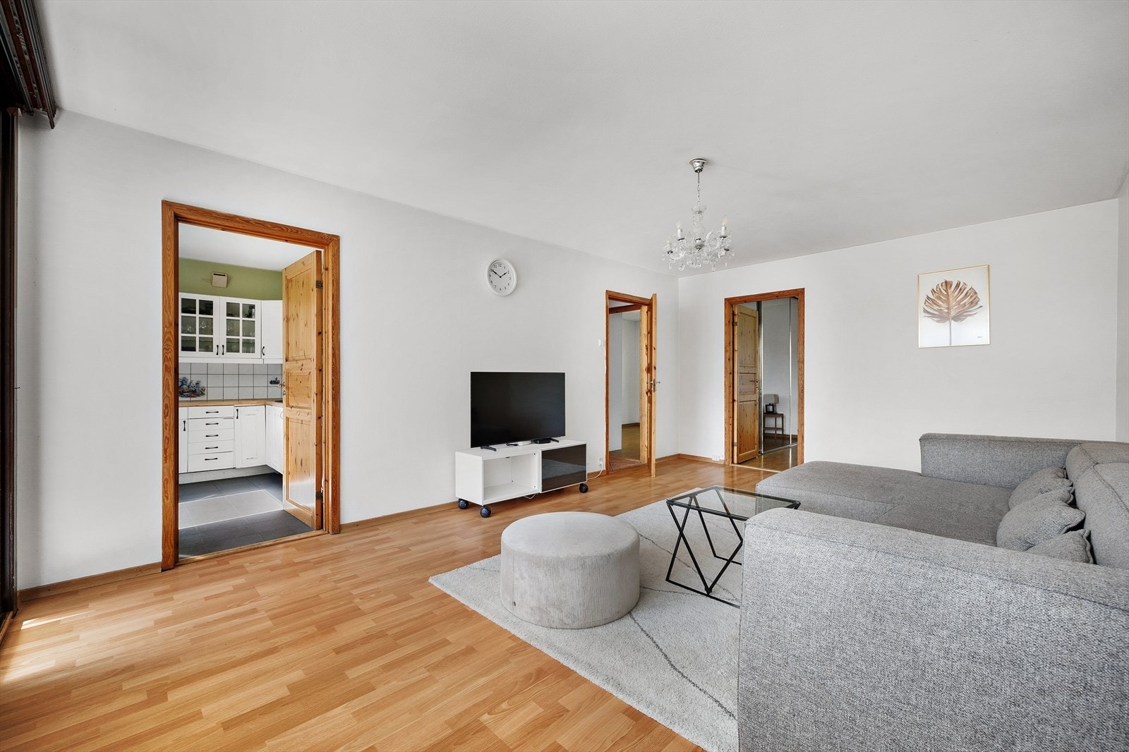 Overflatene er hvitmalte og gulvet er belagt med laminat. Galleribilde