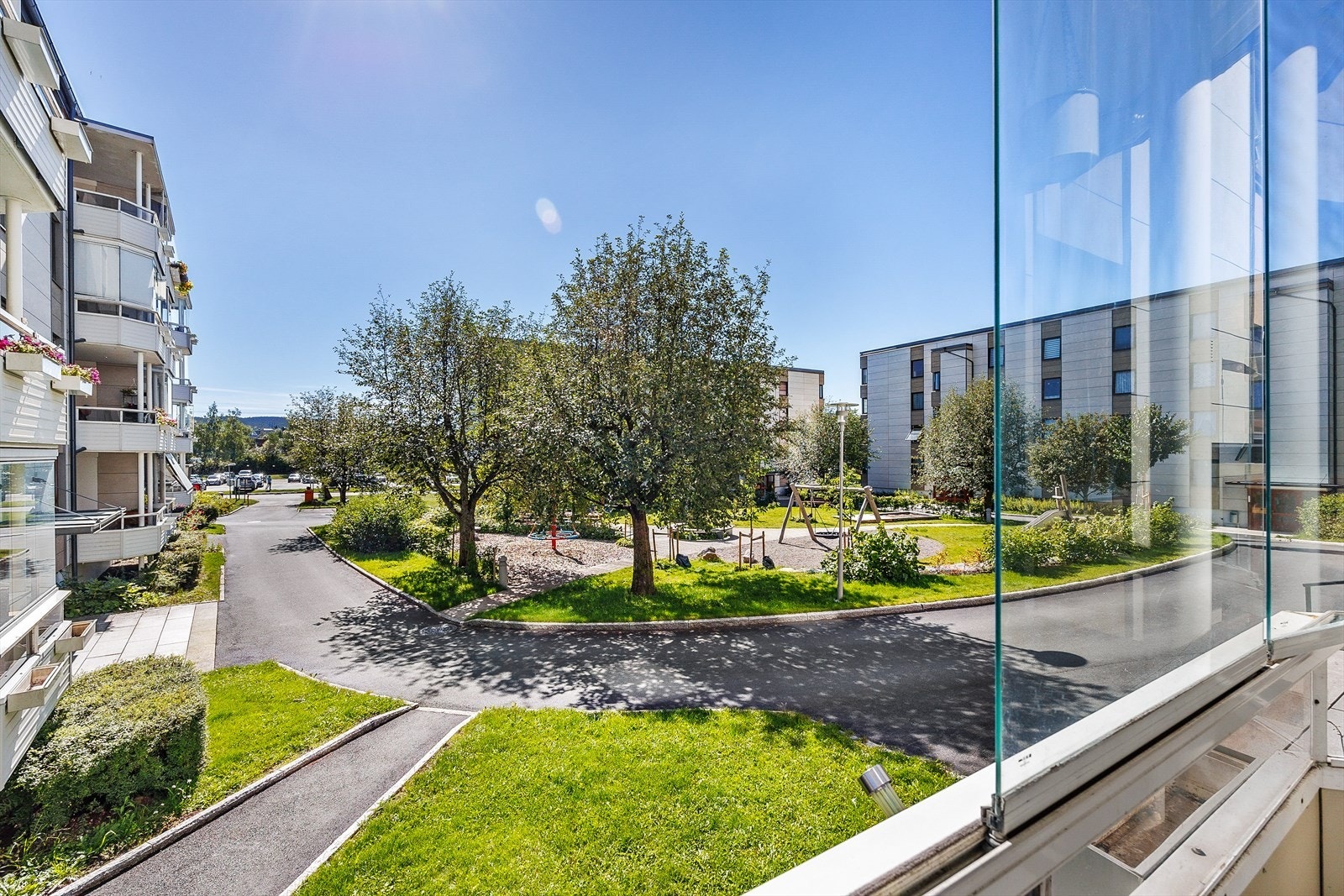 Fra balkongen er det utsyn over borettslagets indre gårdsrom. Galleribilde