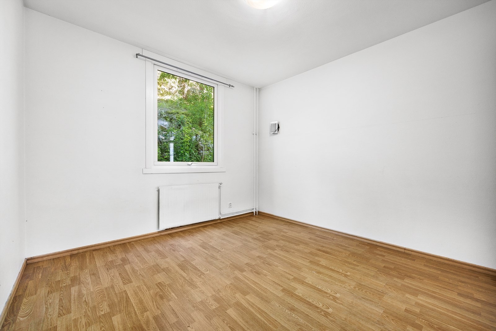 Her er det god plass til dobbeltseng, nattbord og skrivepult. Galleribilde