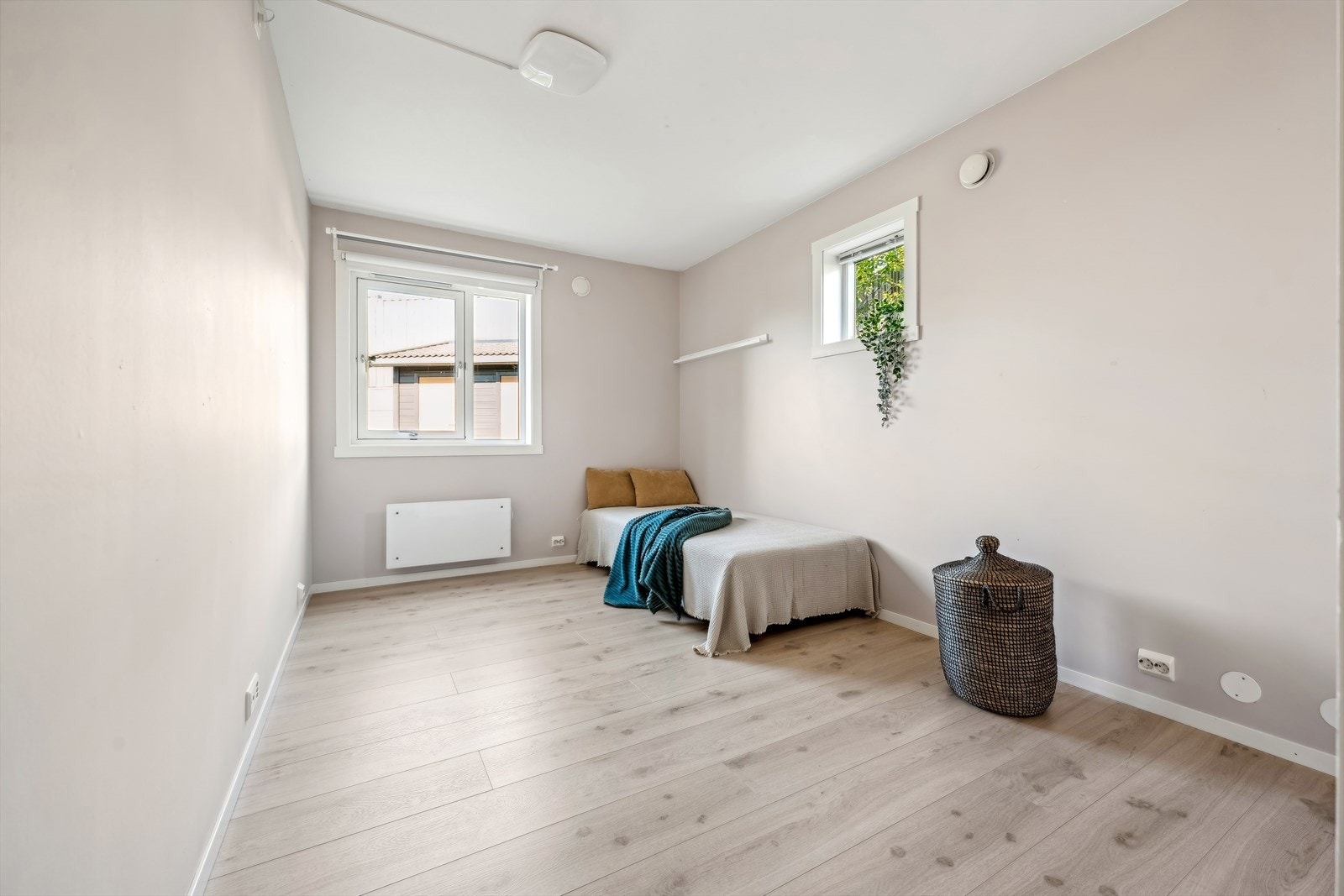 Soverom 2 er også av svært god størrelse og har her vært benyttet som barnerom og lekerom. Galleribilde