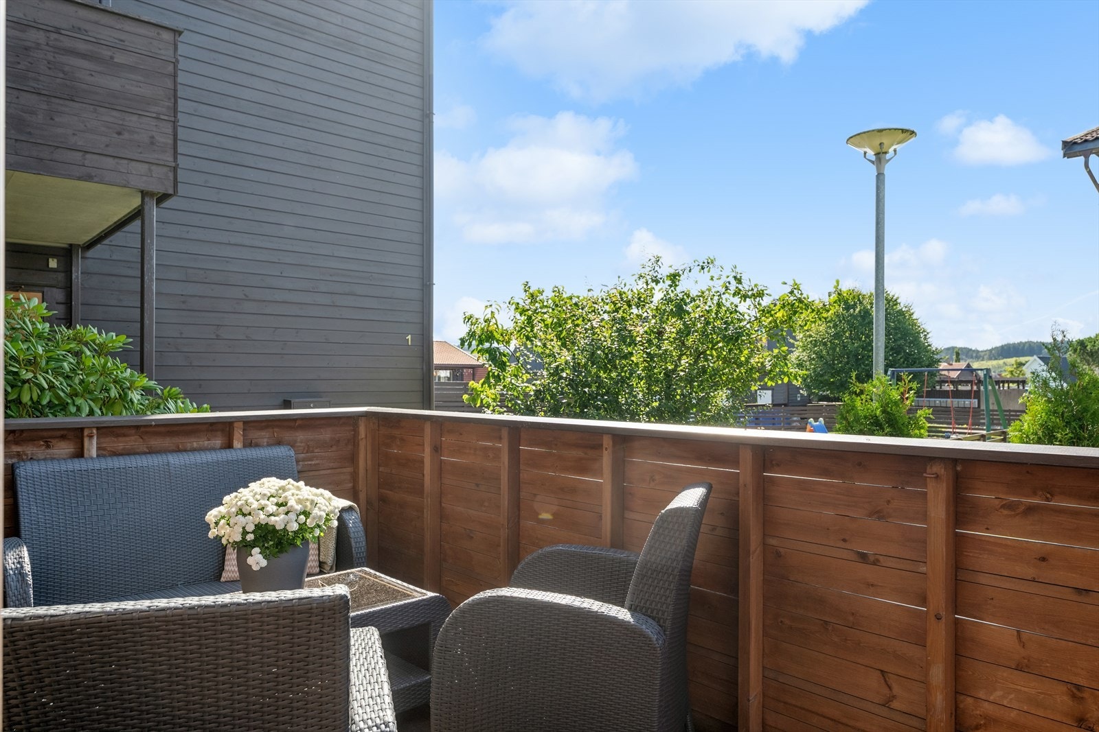 Terrassen grenser til grøntområde og lekeplass. Galleribilde