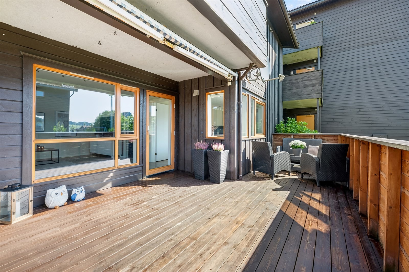 Stor og solrik terrasse hvor man har god boltreplass! Galleribilde