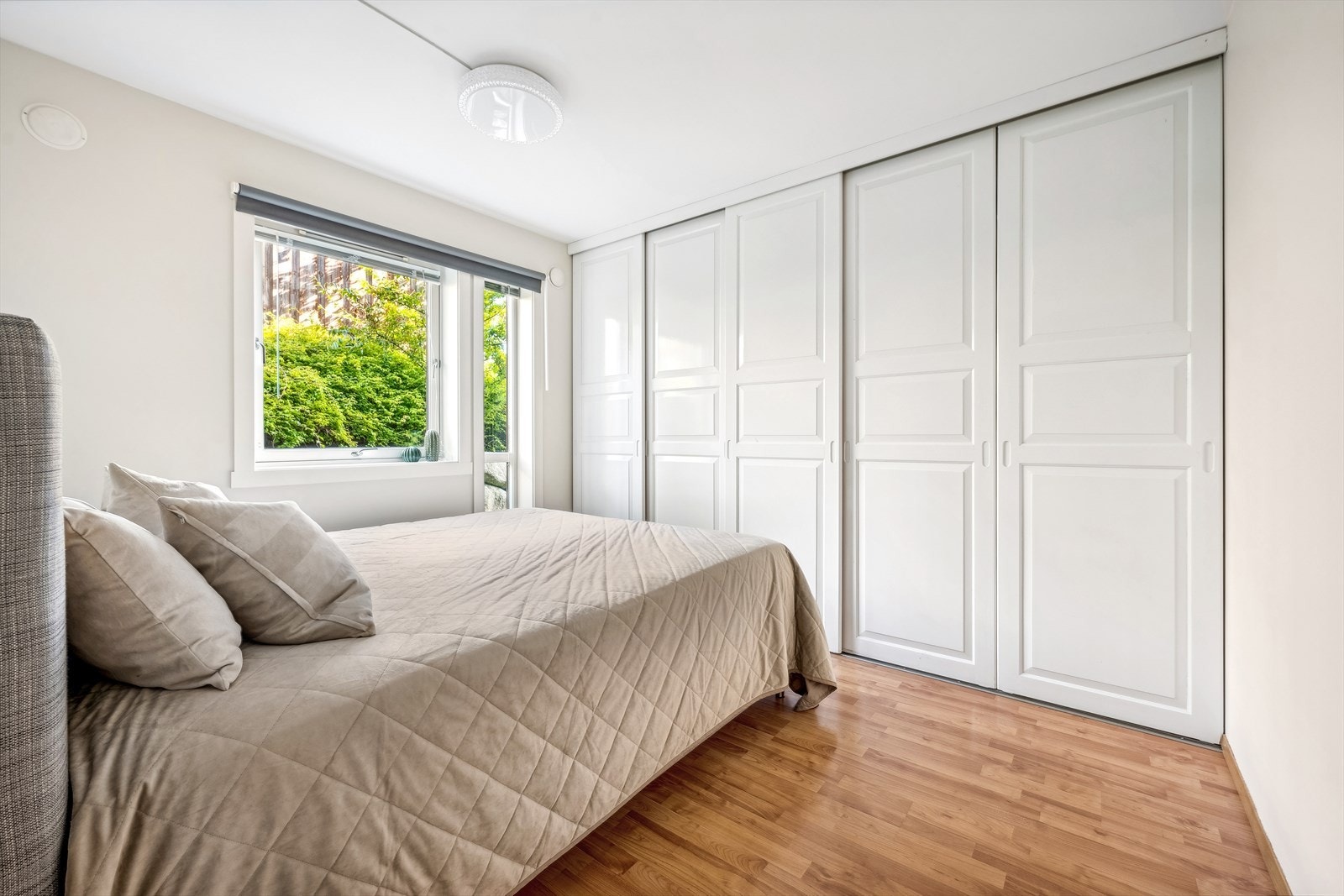 Soverom 1 er i dag utstyrt med stor skyvedørsgarderobe og har god plass til dobbeltseng. Galleribilde