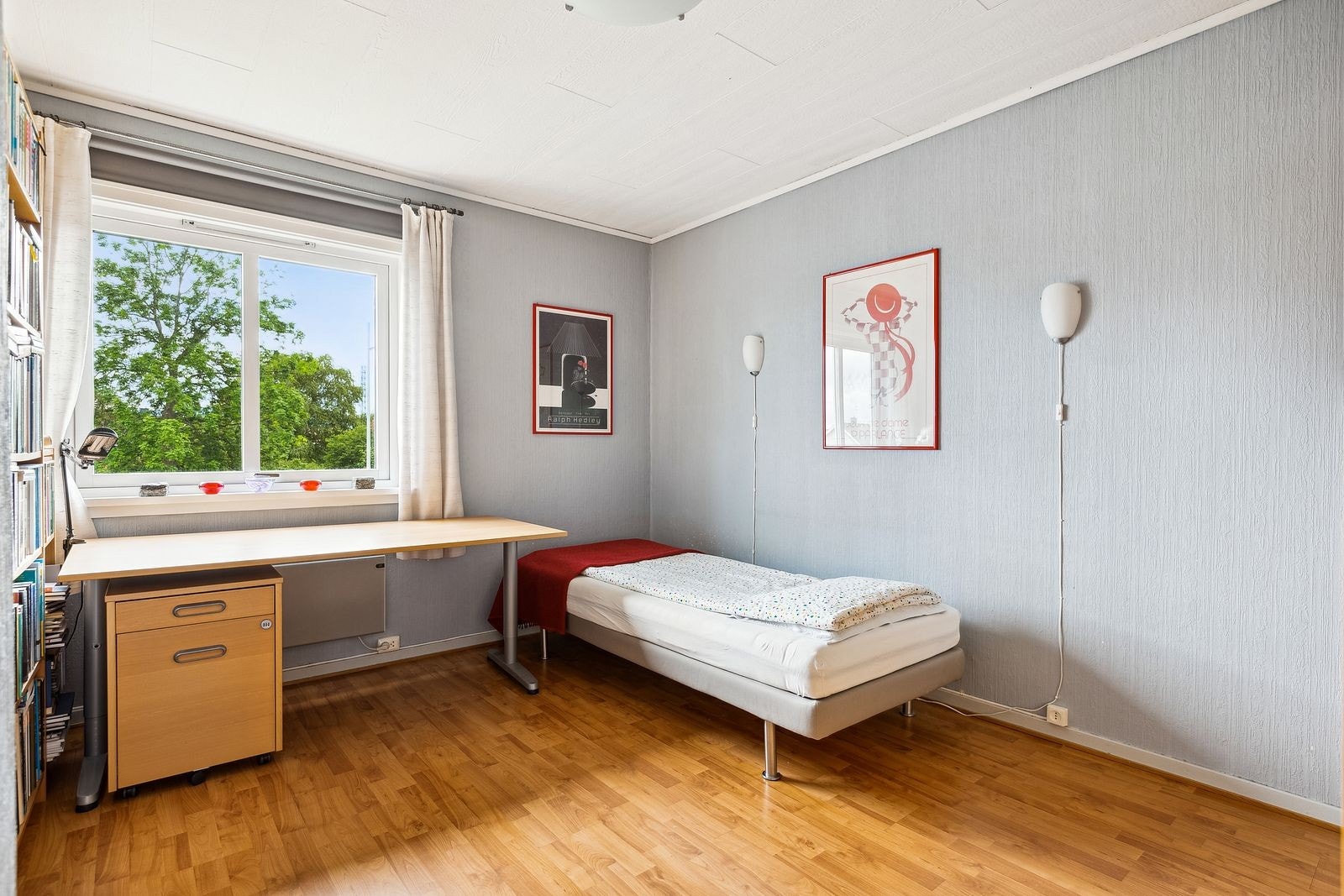 Leiligheten har store vindusflater som skaper en god romfølelse i alle rom. Galleribilde