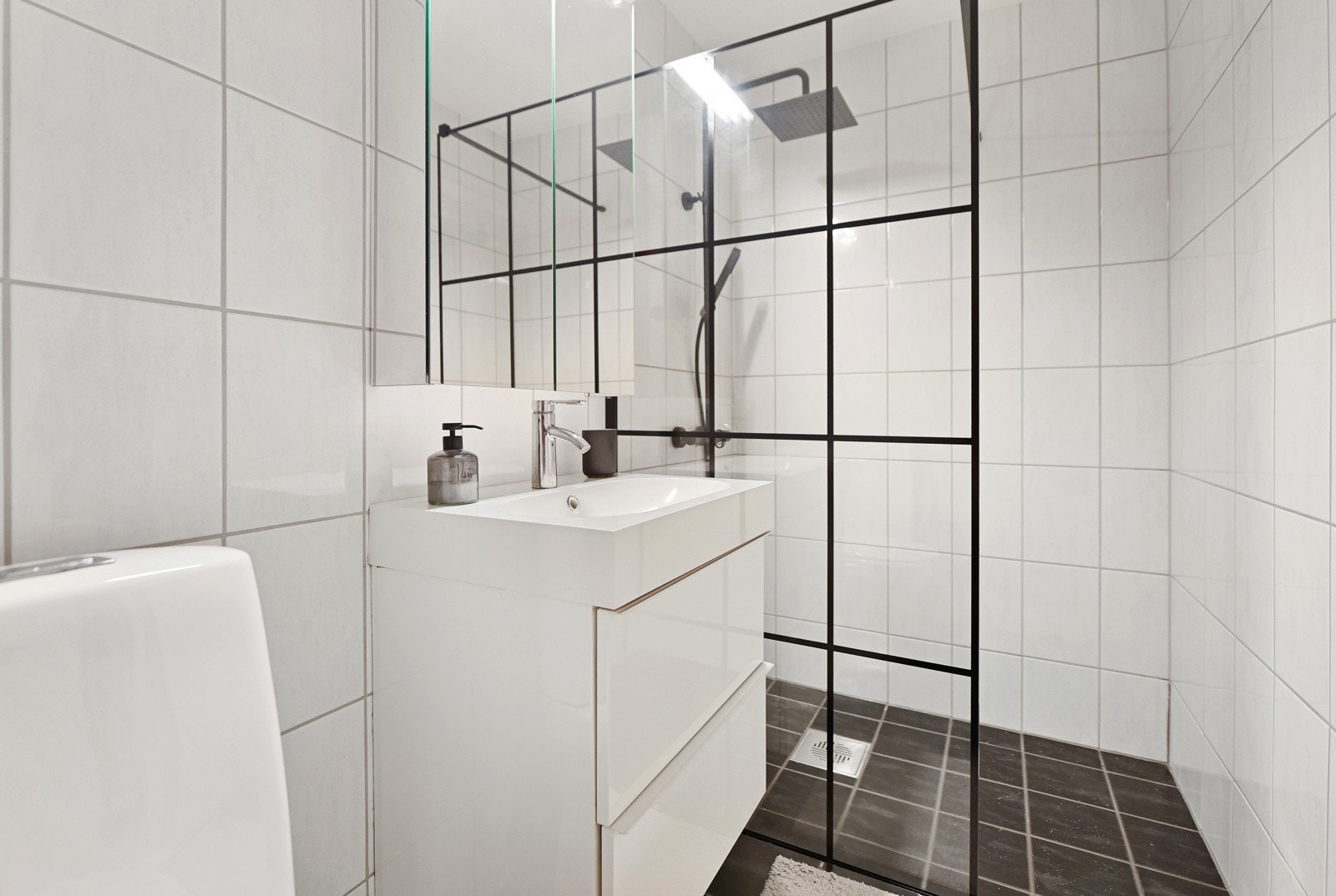 Innredningen er holdt i moderne og tidsriktige farger og det er lyse fliser på både vegger og gulv. Gulvet er belagt med barfotvennlig gulvvarme. Galleribilde