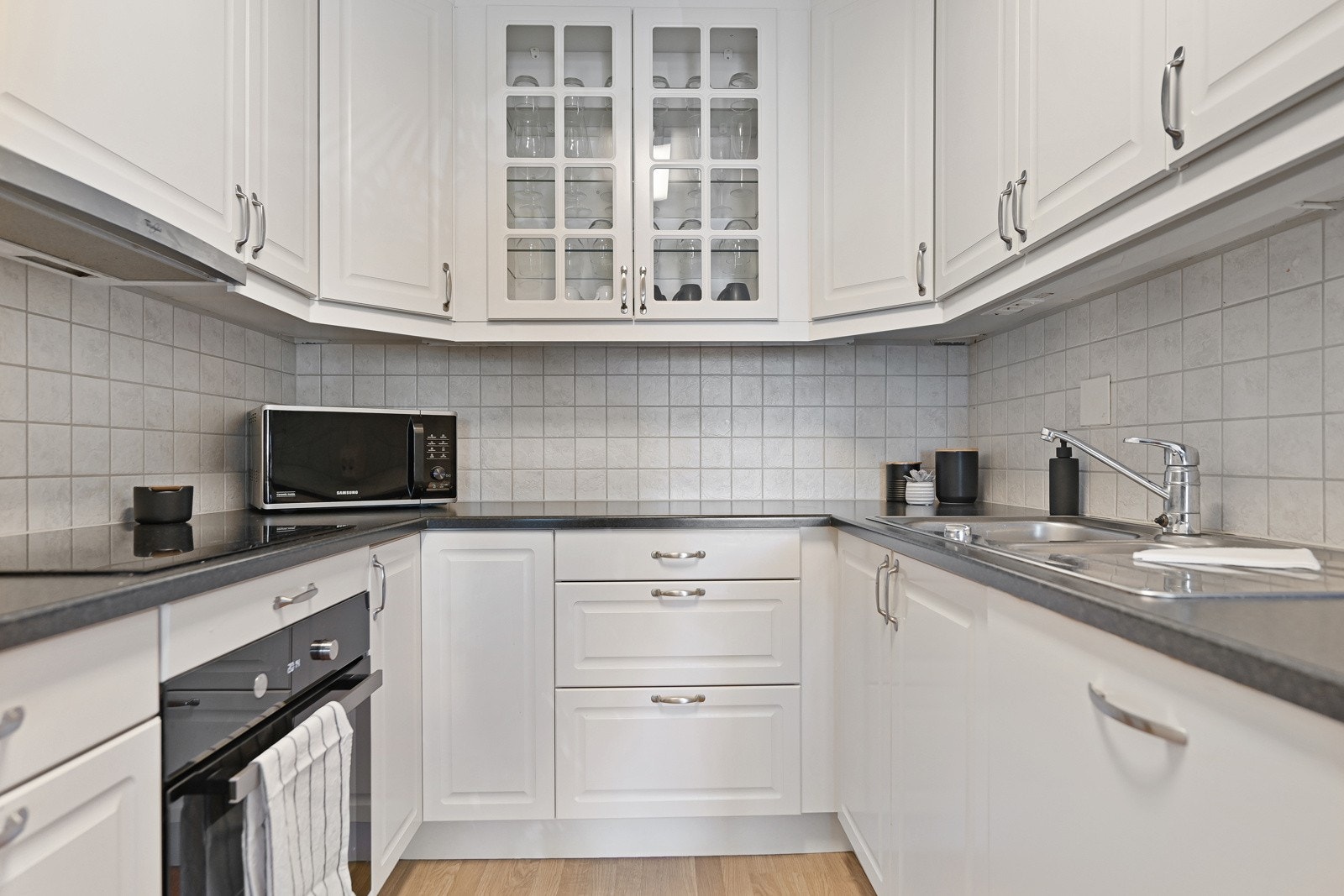 Kjøkkenet er innredet med profilerte fronter og laminat benkeplate. Integrert komfyr, platetopp, kjøl/fryseskap og oppvaskmaskin. Galleribilde