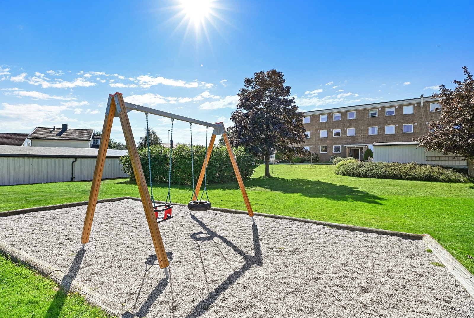 Det er grøntområder rundt og i mellom bebyggelsen og tomten gir et preg av "grønne omgivelser". Galleribilde