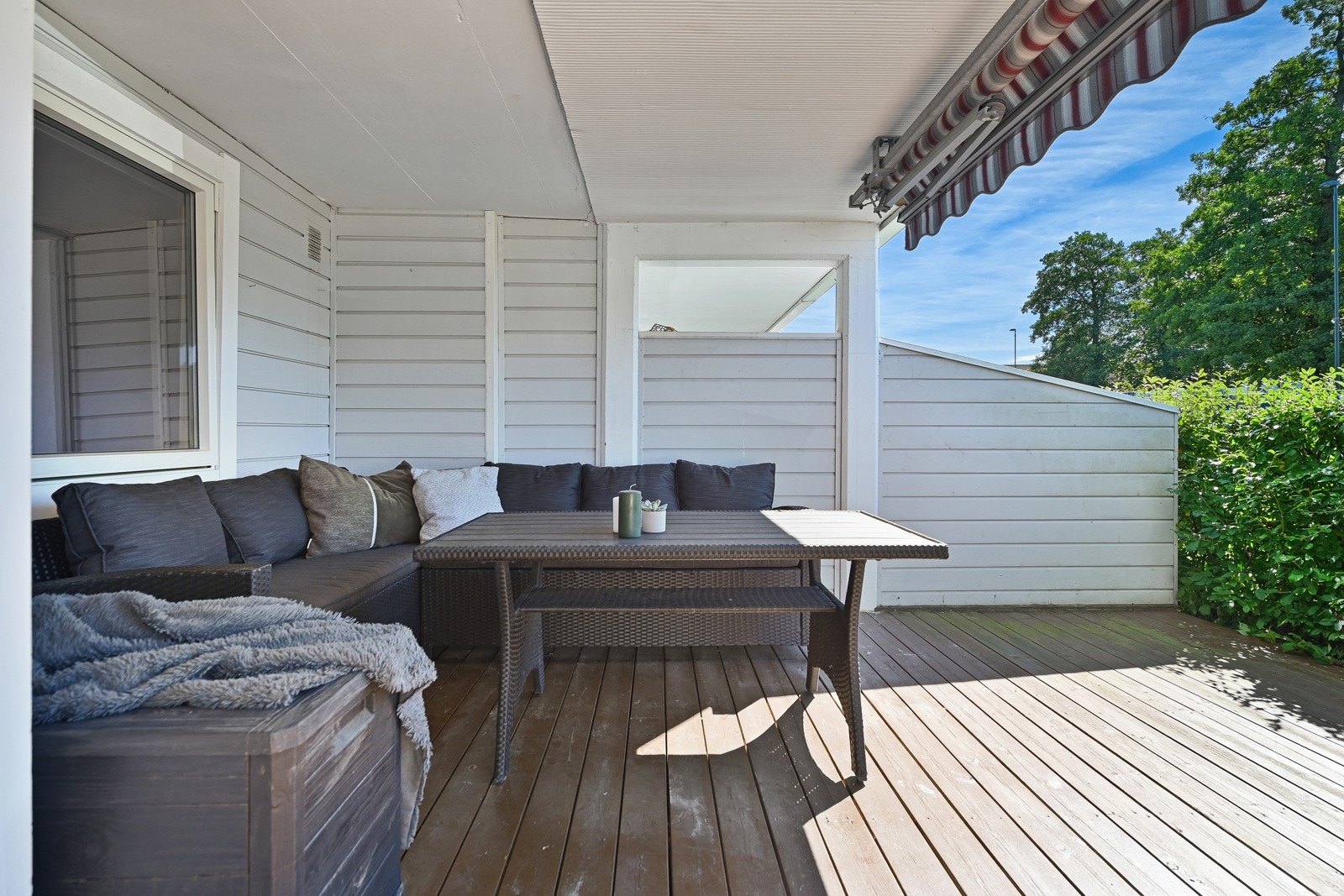 Mange lange sommerkvelder blir tilbrakt her ute med venner og familie da det er god plass til både grill og sittegrupper. Galleribilde