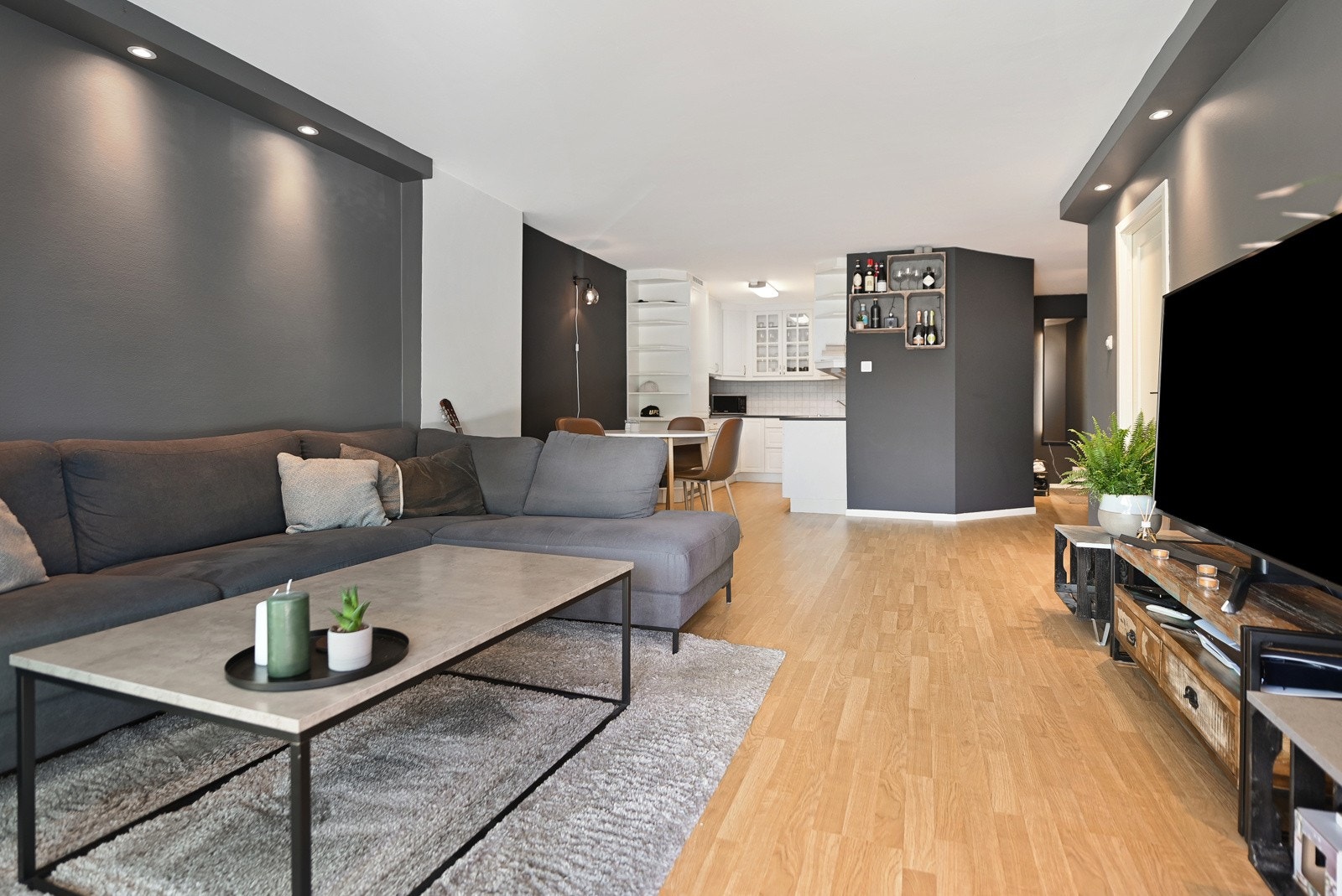 Den rektangulære planløsning gjør det enkelt å møblere, og det er god plass til både spisestue og sofagruppe med tilhørende møblement. Galleribilde