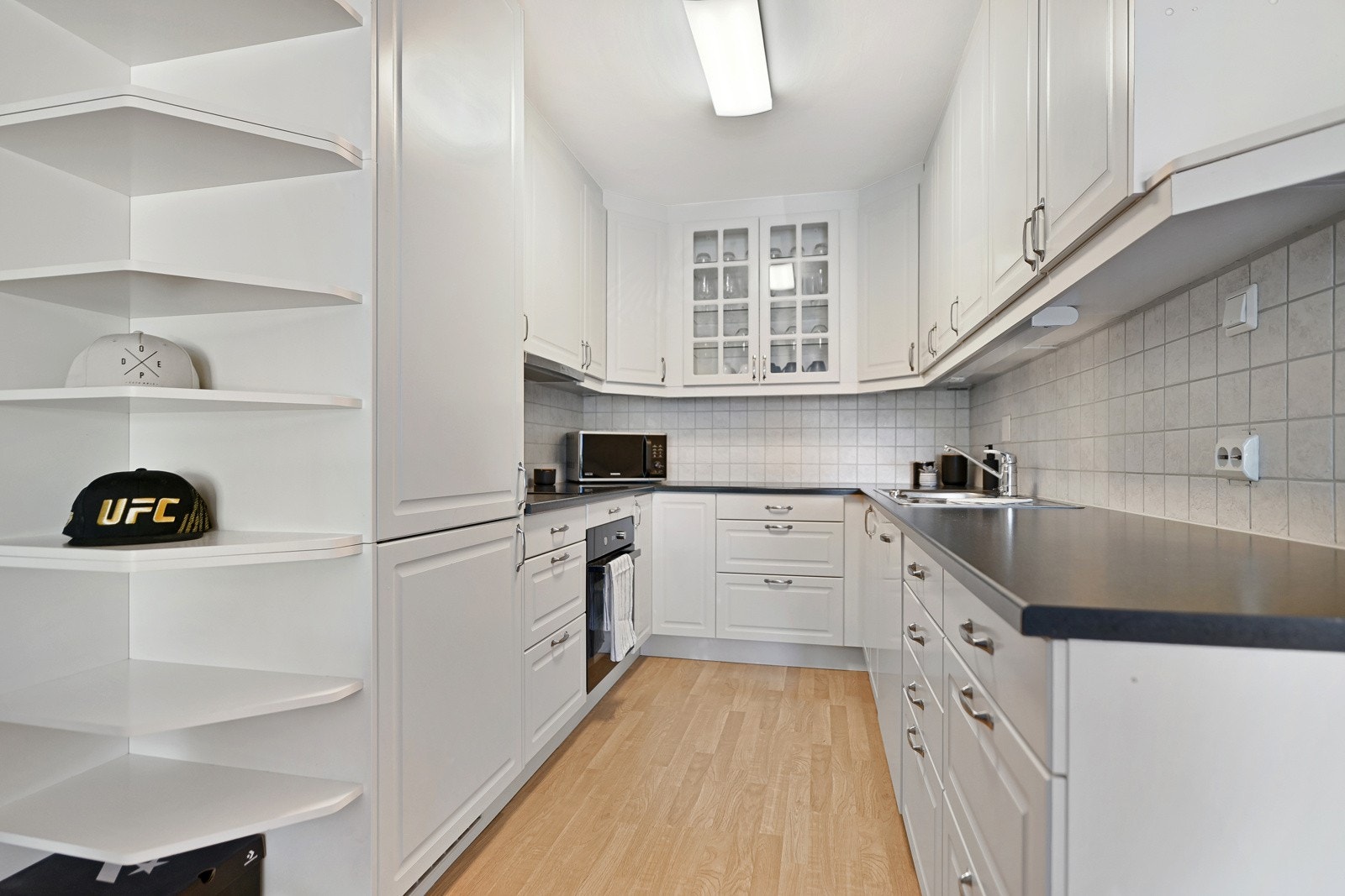 Det praktiske kjøkkenet har en åpen løsning mot stuen. Galleribilde