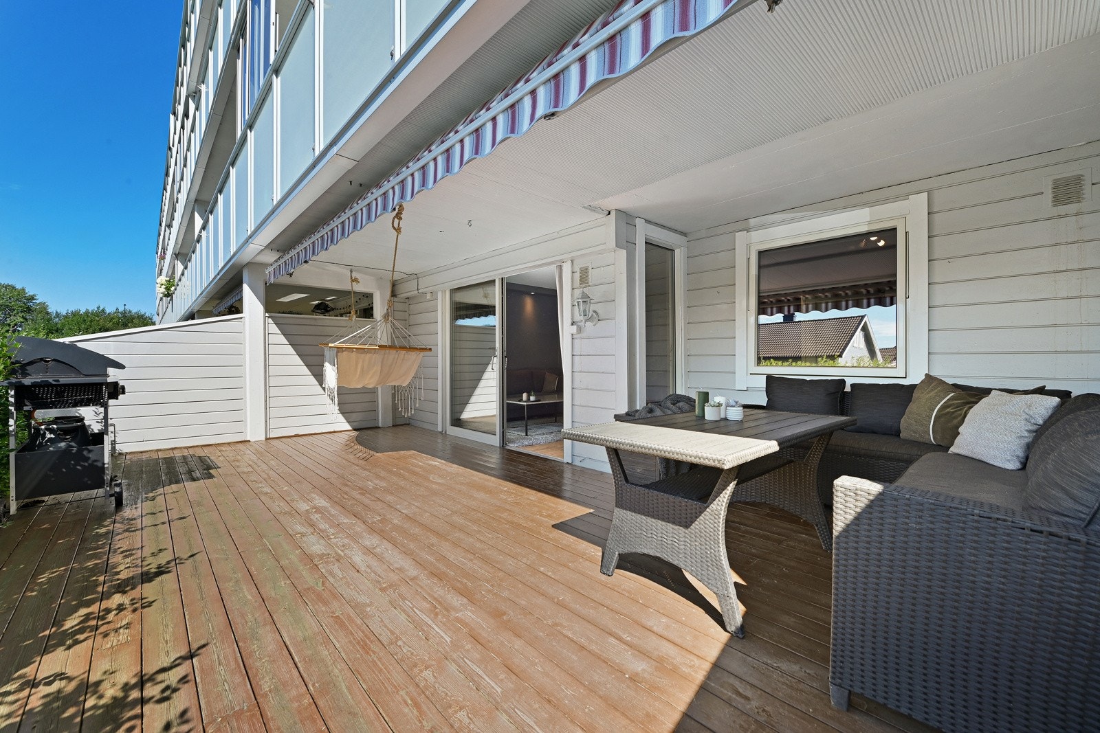Store deler av sommerhalvåret står døren oppe og terrassen blir som et ekstra rom. Galleribilde