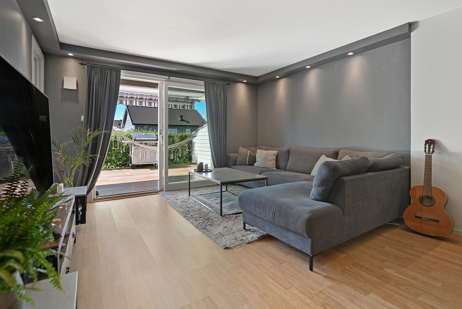 Stuen blir leilighetens selvsagte samlingspunkt med store vindusflater. Galleribilde