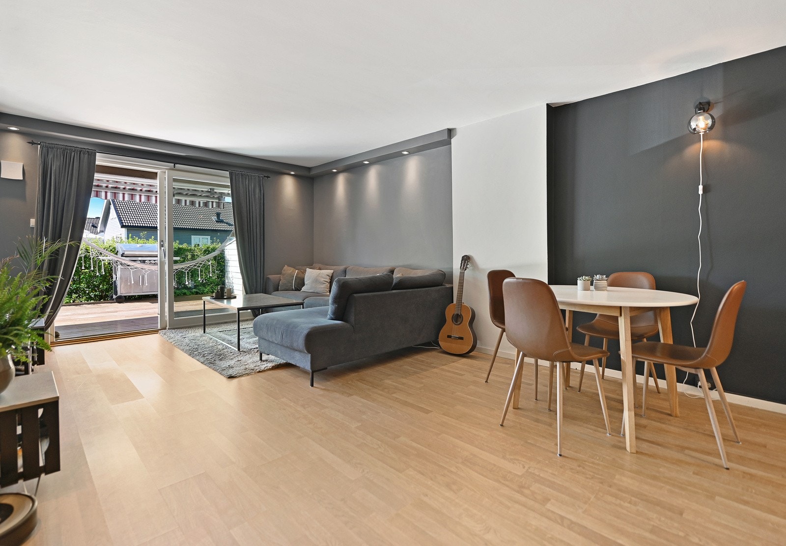 Her har man en stor 2- roms leilighet med terrasse på 27 m². Galleribilde