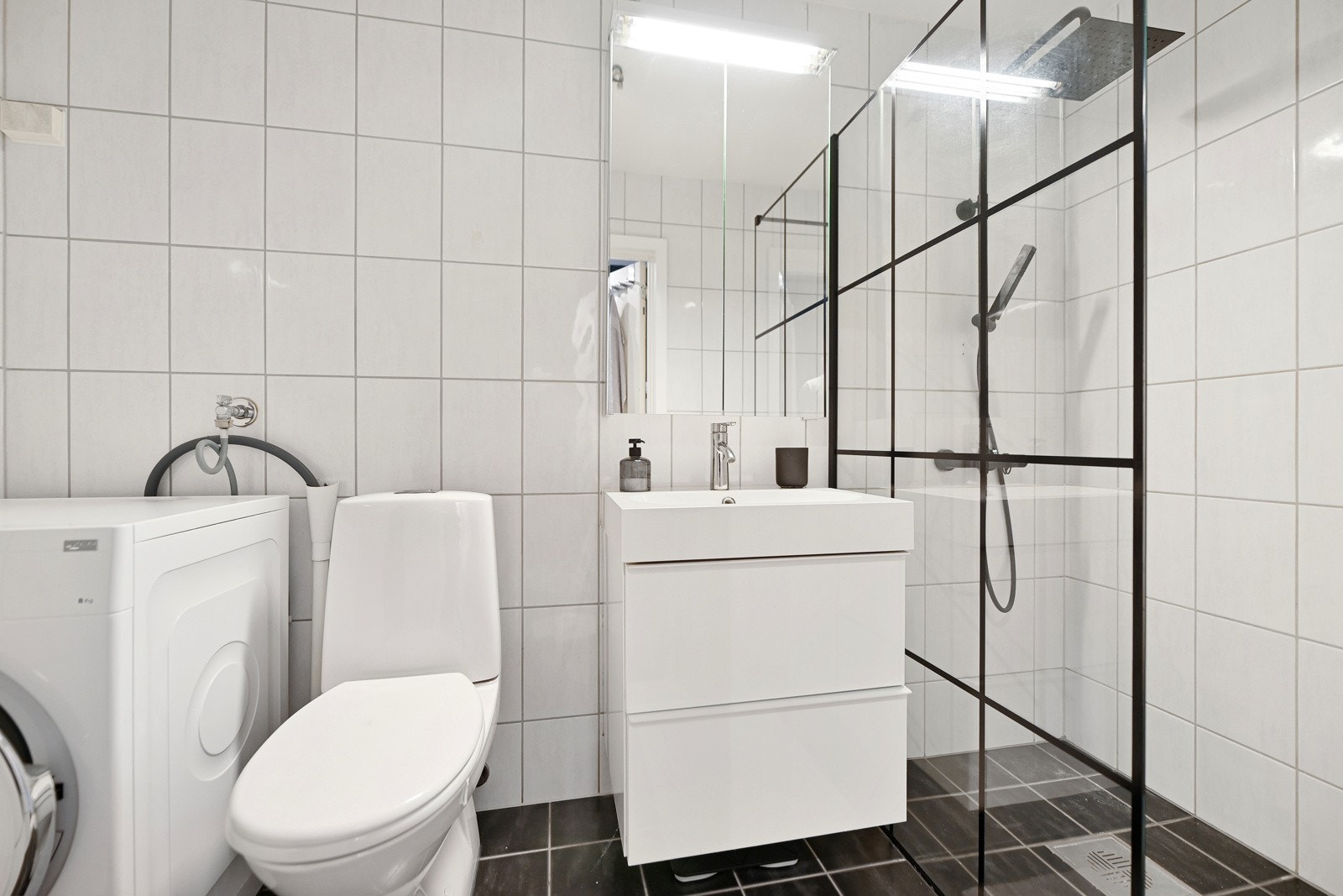 Leiligheten har flott flislagt bad. Badet er oppgradert med ny dusjvegg og blandebatteri i 2020. Galleribilde