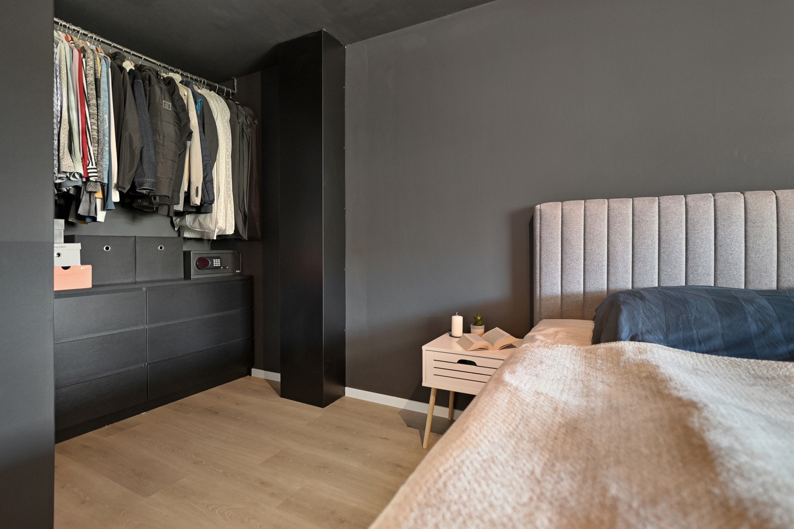 Det er stor garderobeskap på soverommet med god plass til det du trenger av klær, vesker og sko! Galleribilde