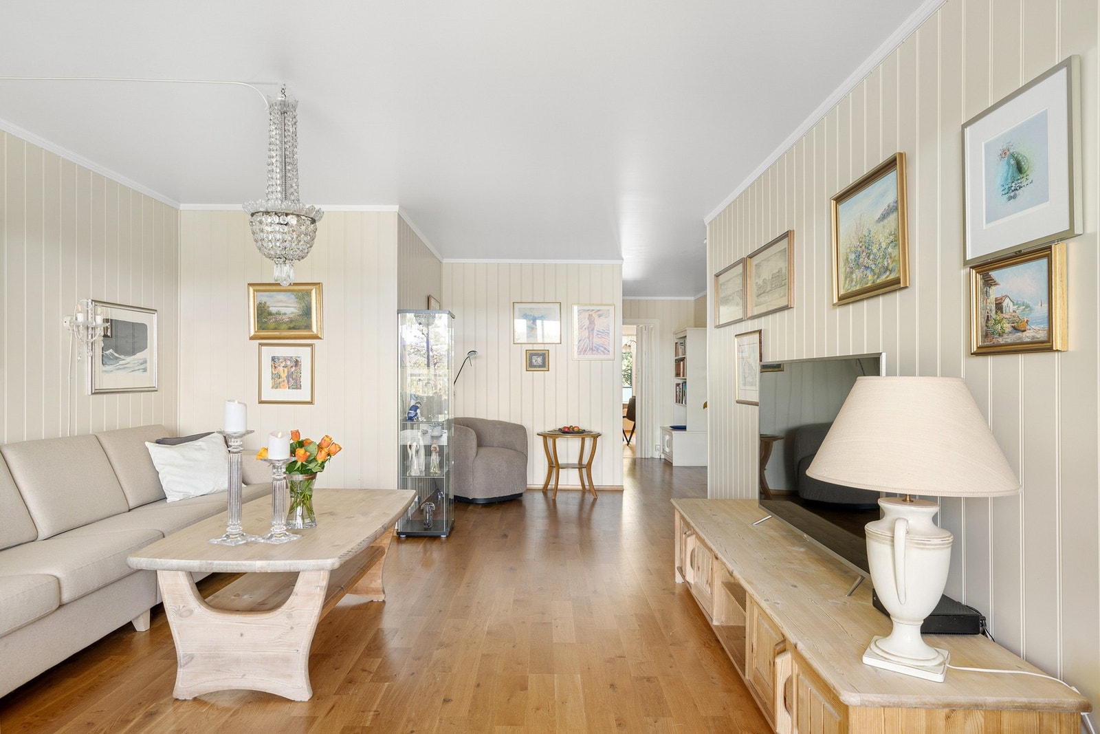 Stuen kan enkelt innredes både som tv-stue og spisestue Galleribilde