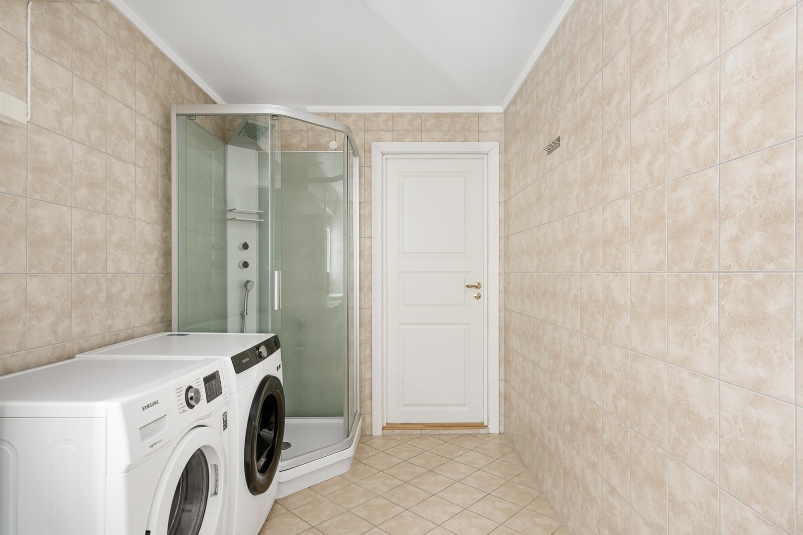 Varme i gulv og opplegg for vaskemaskin Galleribilde