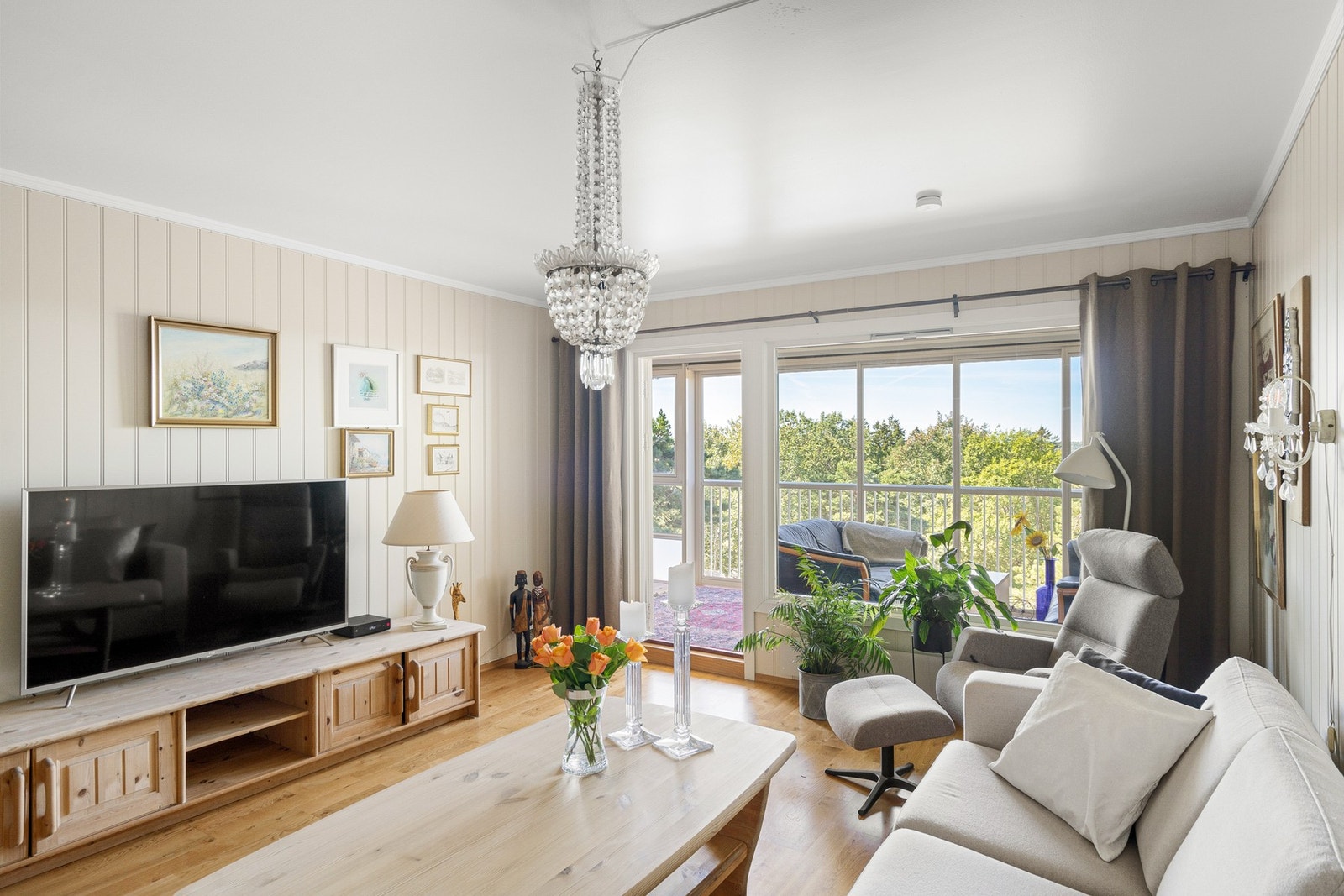 Utgang fra stuen til stor, vestvendt balkong Galleribilde