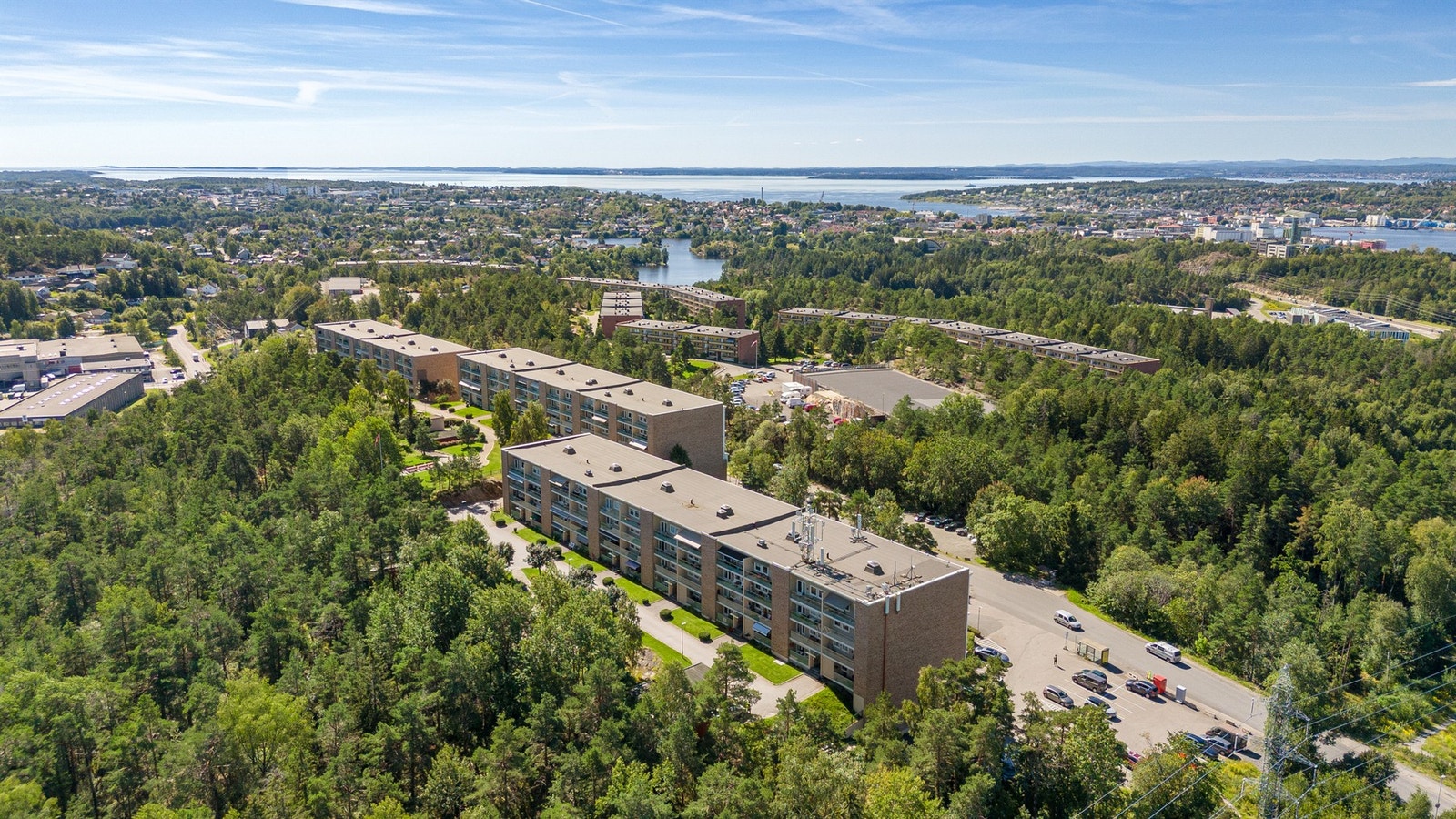 Innen kort avstand finner du dagligvarebutikk og hyggelige turområder Galleribilde