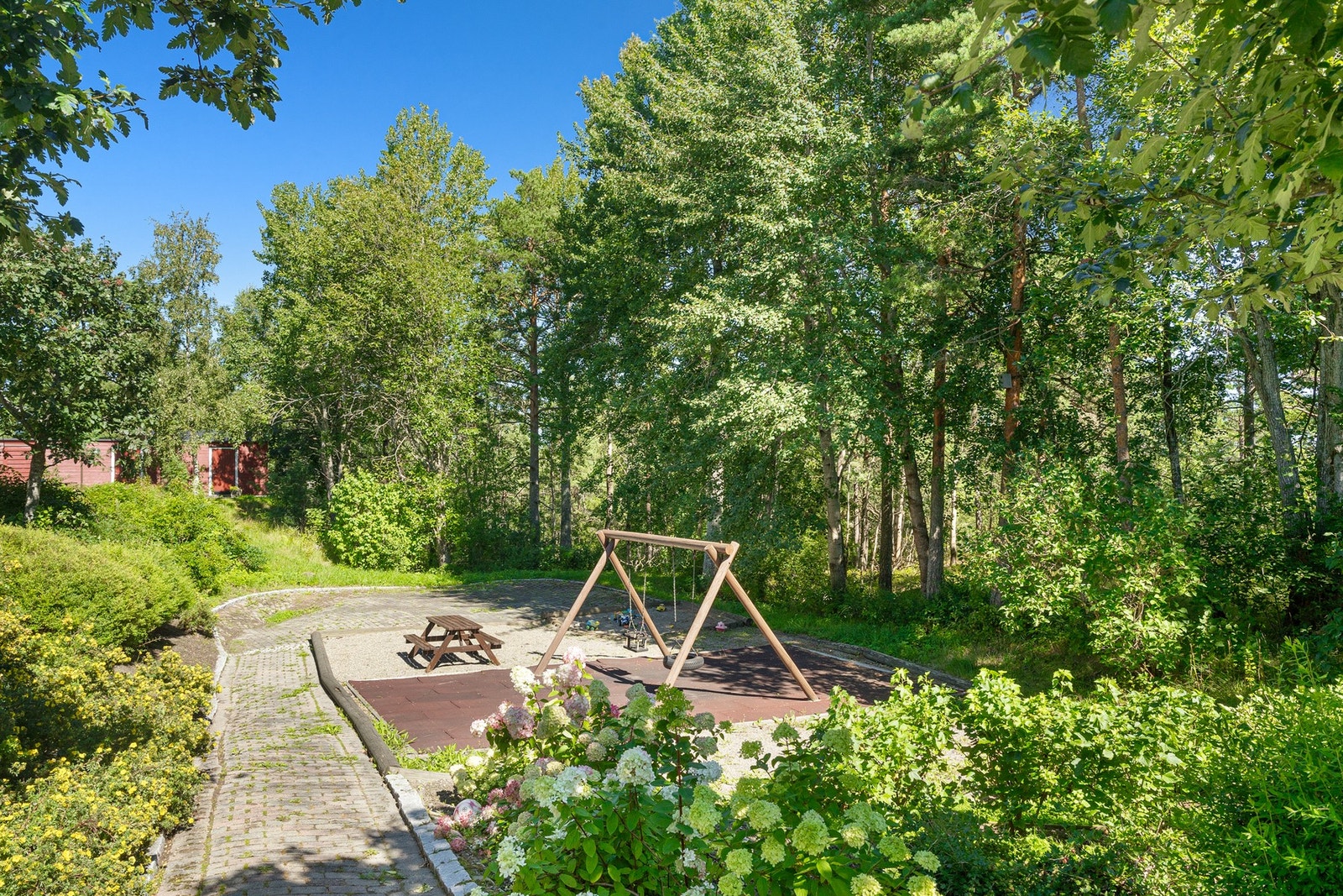 Pent opparbeidede fellesarealer med blant annet lekeplass for de små Galleribilde