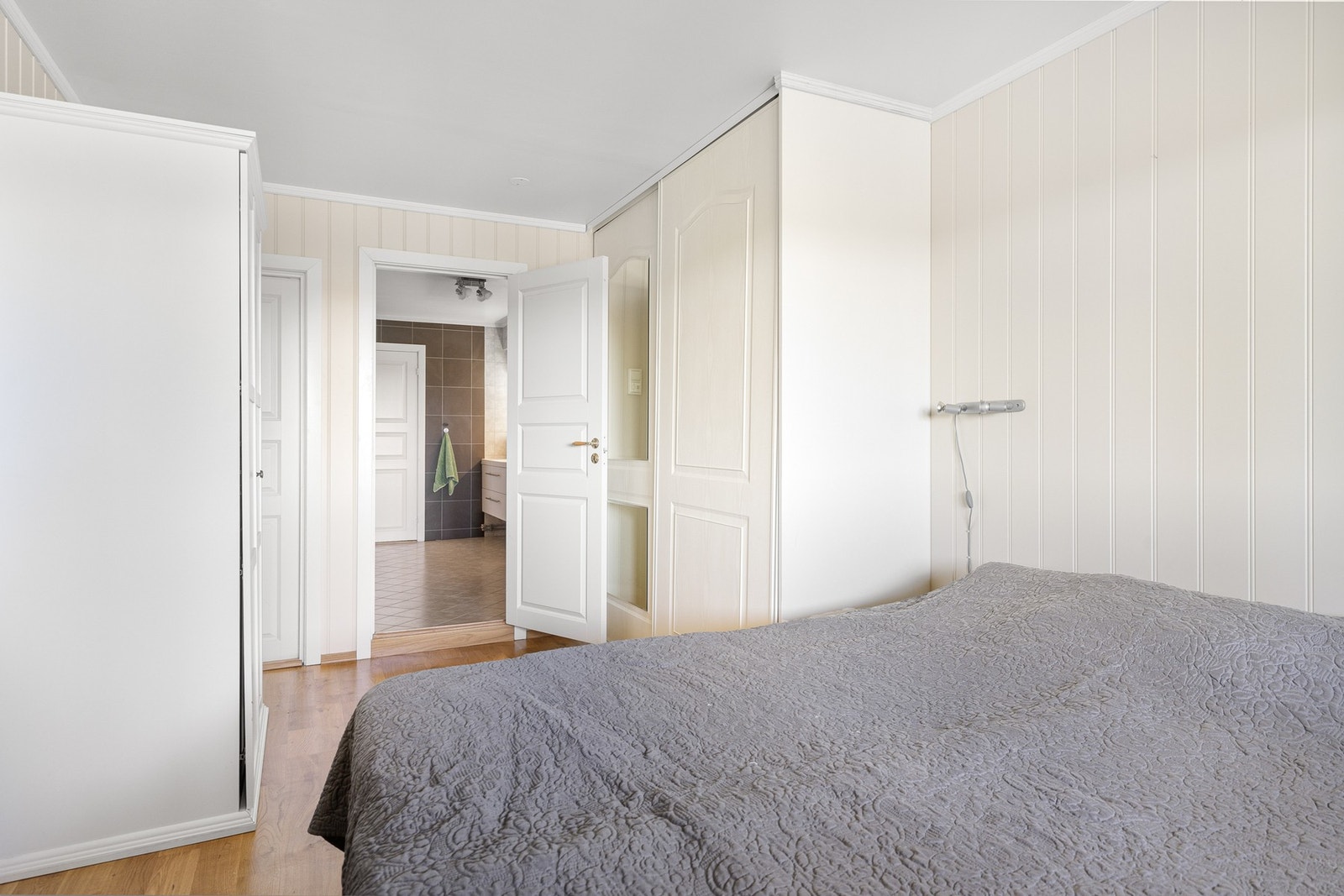 Leiligheten har 2 soverom. Hovedsoverommet er romslig og har plass til dobbeltseng og garderobe Galleribilde