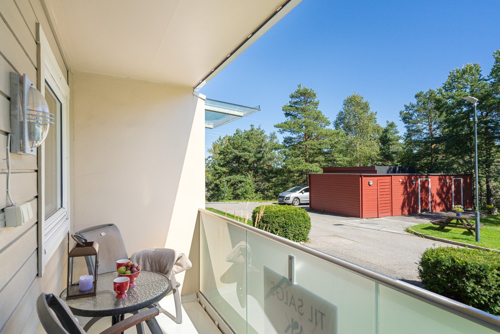 Utgang fra kjøkken til østvendt balkong. Her kan du nyte morgenkaffen Galleribilde