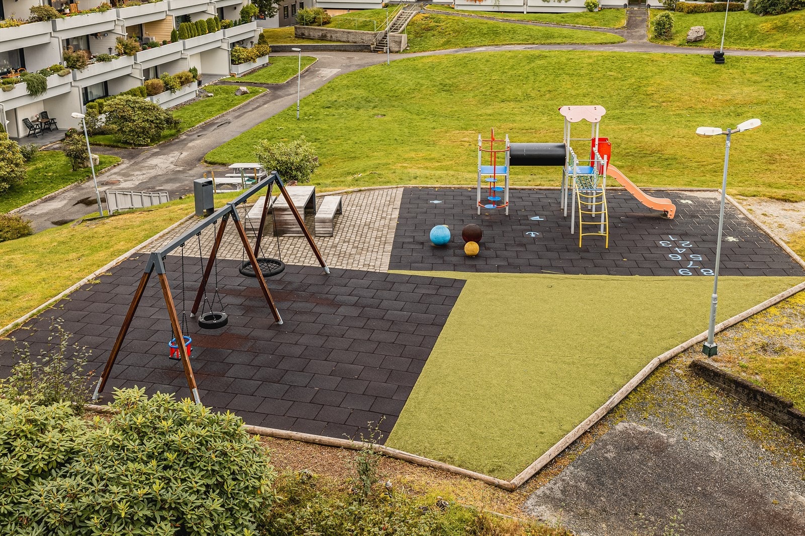 Borettslaget har flotte fellesarealer som er pent opparbeidet med blant annet interne gangstier, diverse beplantning, gressplener og lekeplass. Galleribilde