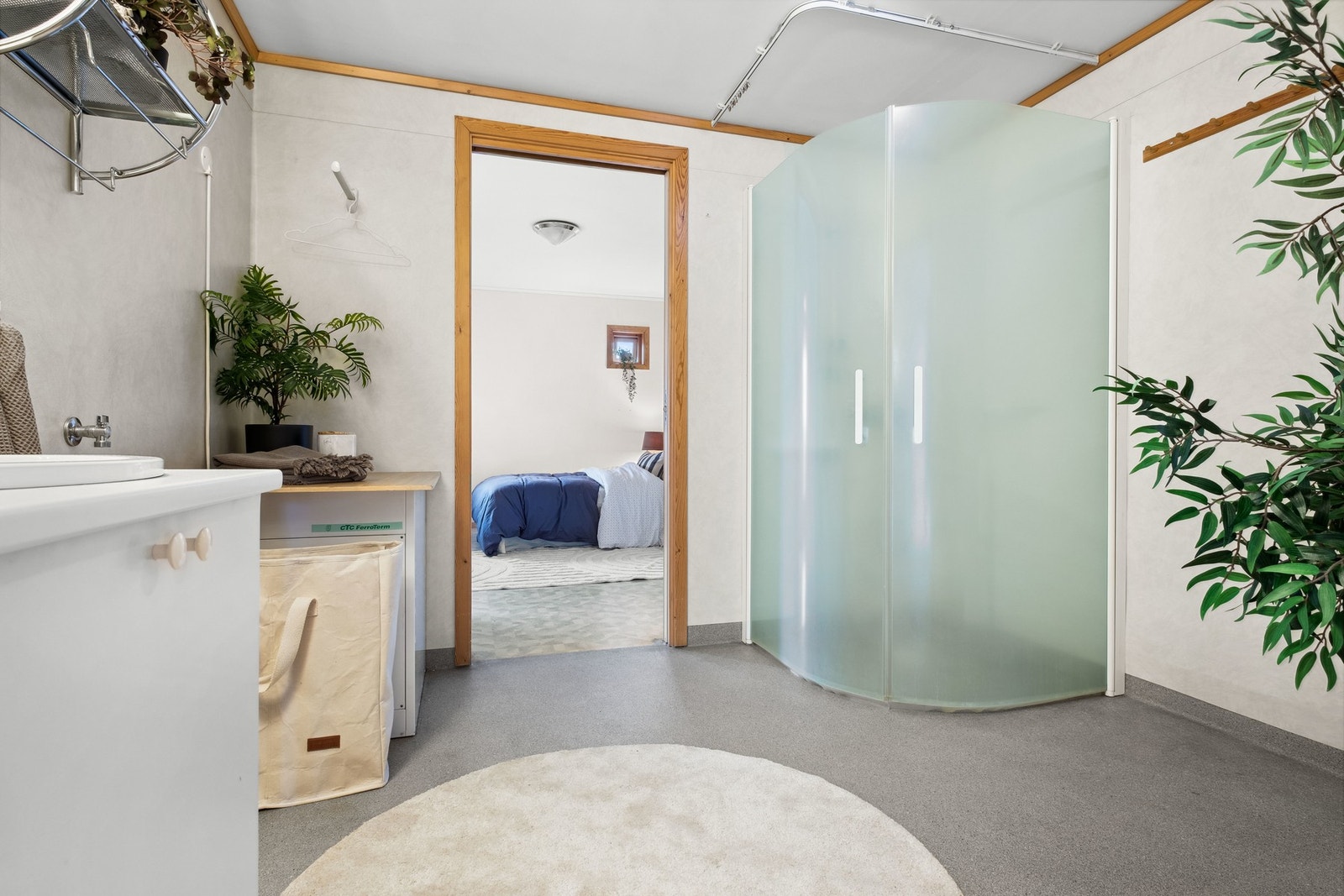 Badet har dusjkabinett og opplegg for vaskemaskin. Galleribilde