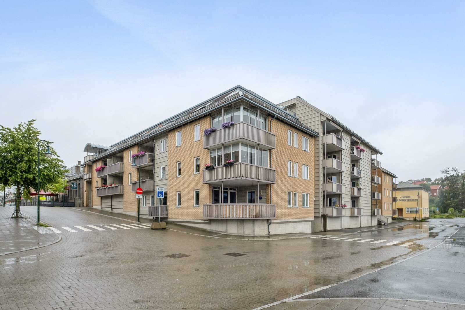 Leiligheten ligger praktisk til med inngang fra bakkeplan og en etasje over bakkeplan mot gaten. Galleribilde