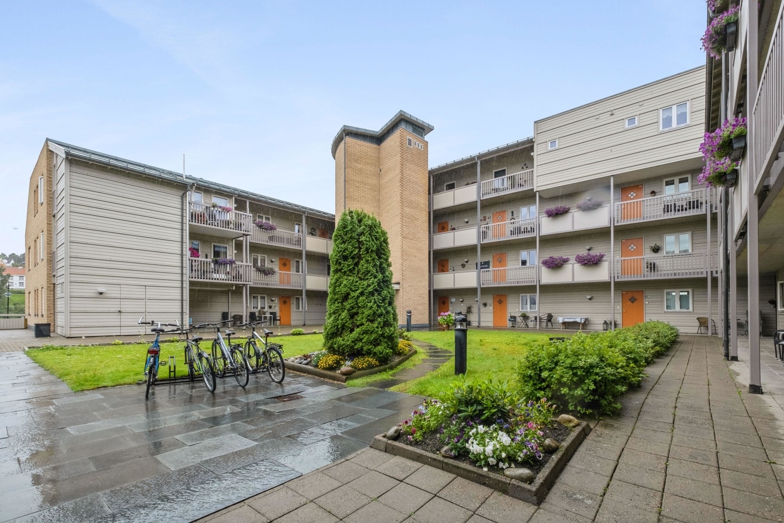 Velkommen til Håkon den godes gate 2b! Godt etablert borettslag med god økonomi og lav fellesgjeld. Felles bakgård som er pent beplantet og vedlikeholdt. Galleribilde