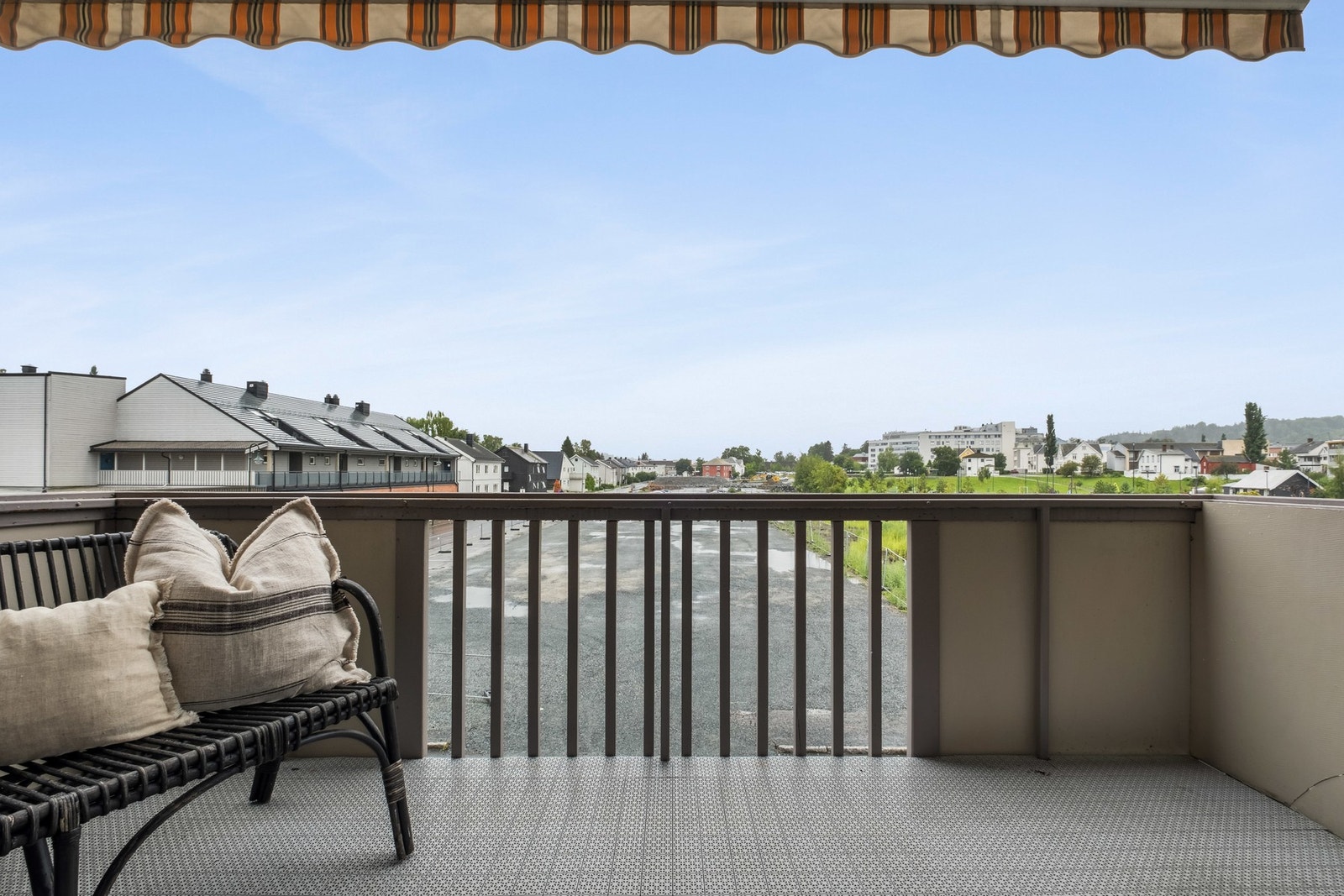 God plass til hagemøbler på verandaen. Det er også etablert en markise. Galleribilde