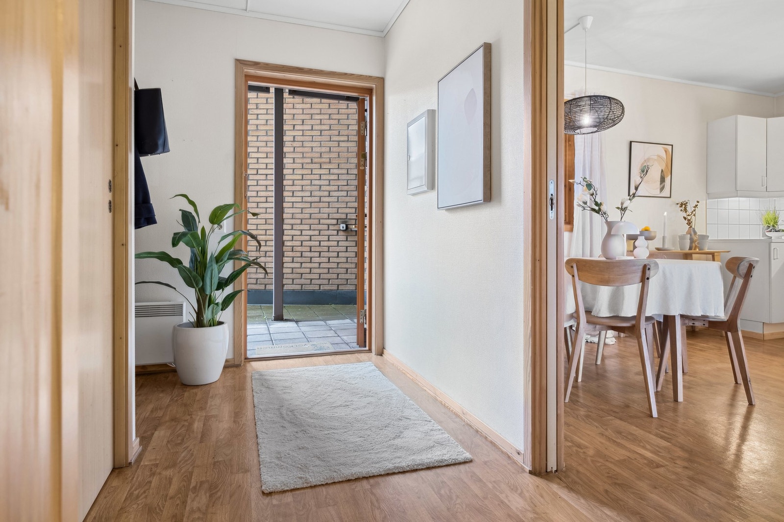 Lys og trivelig gang med plass til sko og jakker. Galleribilde