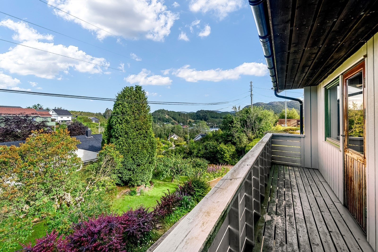 Utsikt fra terrasse ned mot Kjørrefjord og utover boligfeltet. Galleribilde