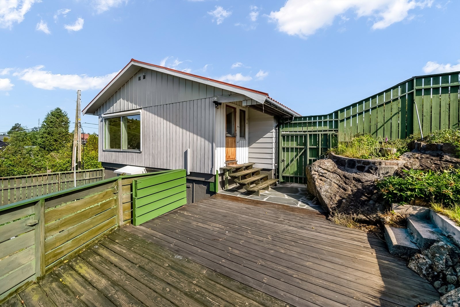 Store terrasseflater på eiendommen. Galleribilde