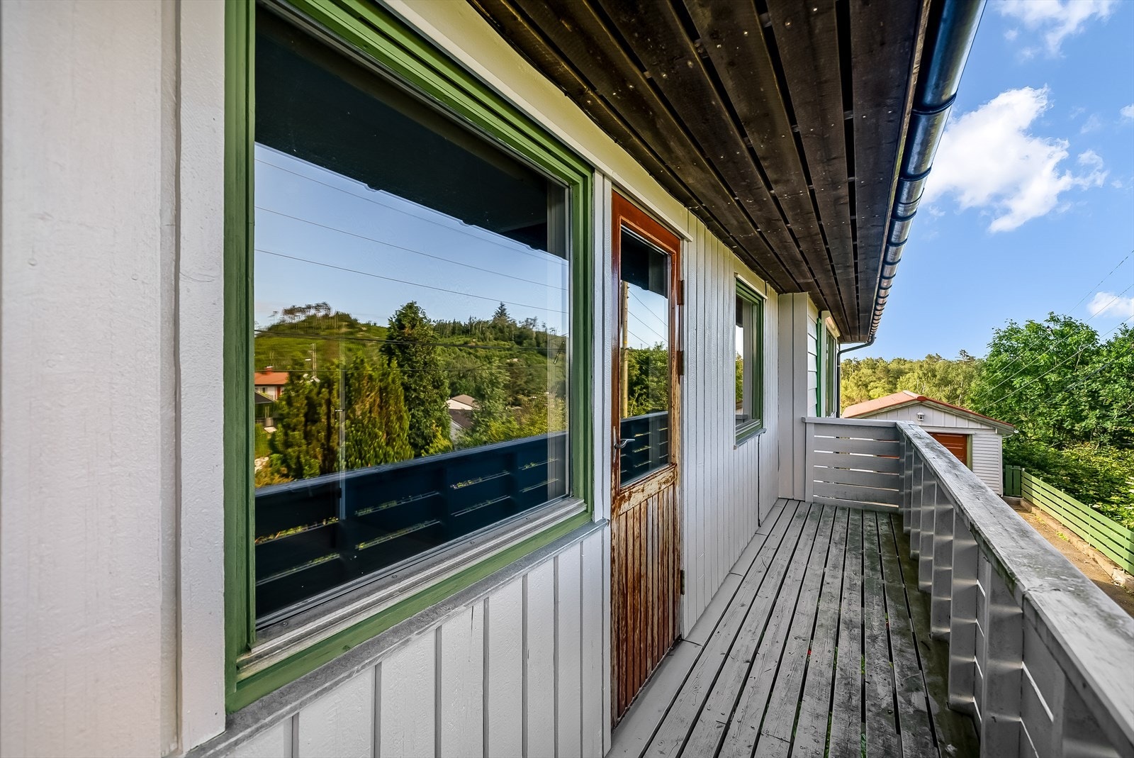 Terrasse i tilknytning til soverommene i hovedetasjen. Galleribilde