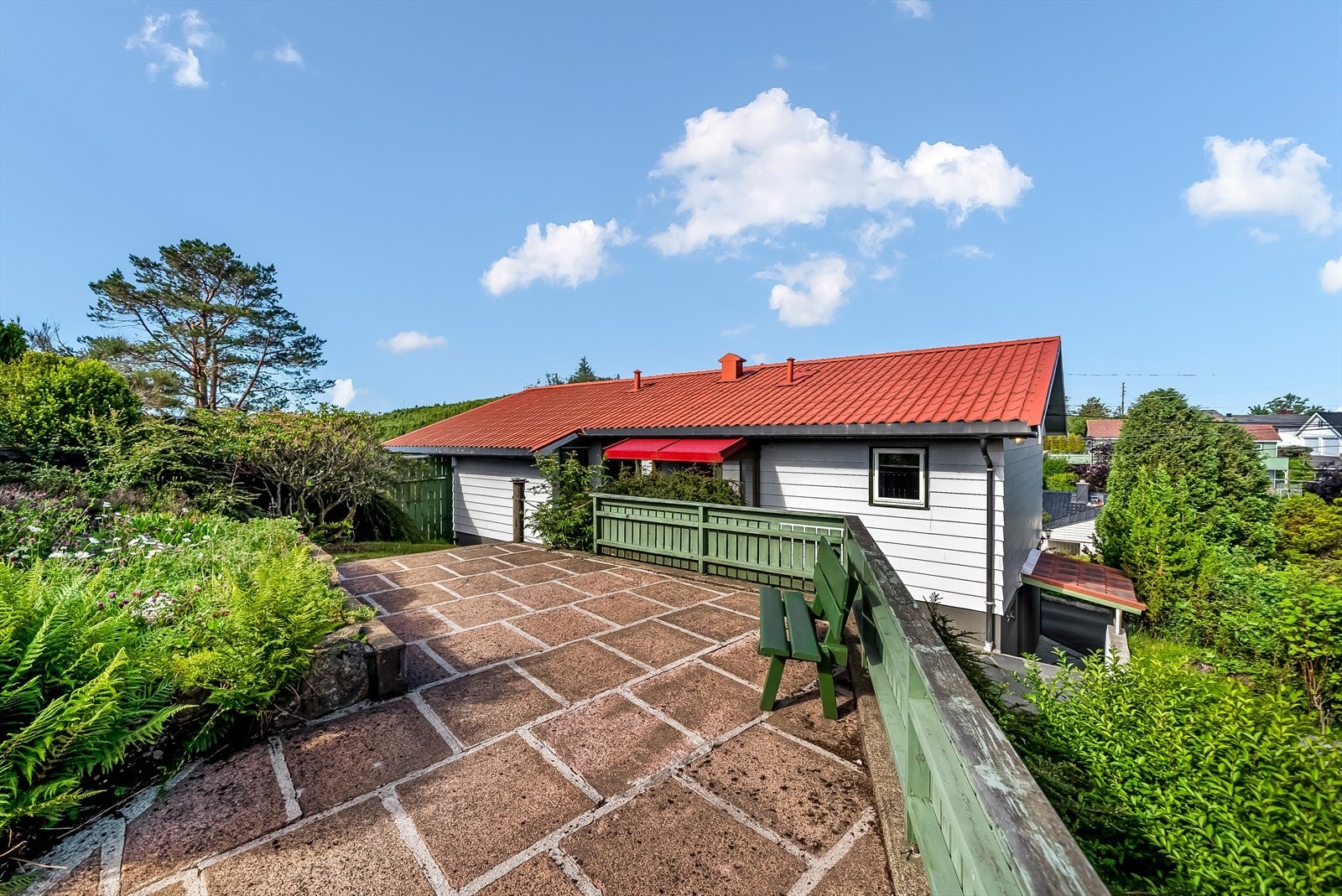 Terrasse bak huset. Her kan solen nytes store deler av dagen. Galleribilde