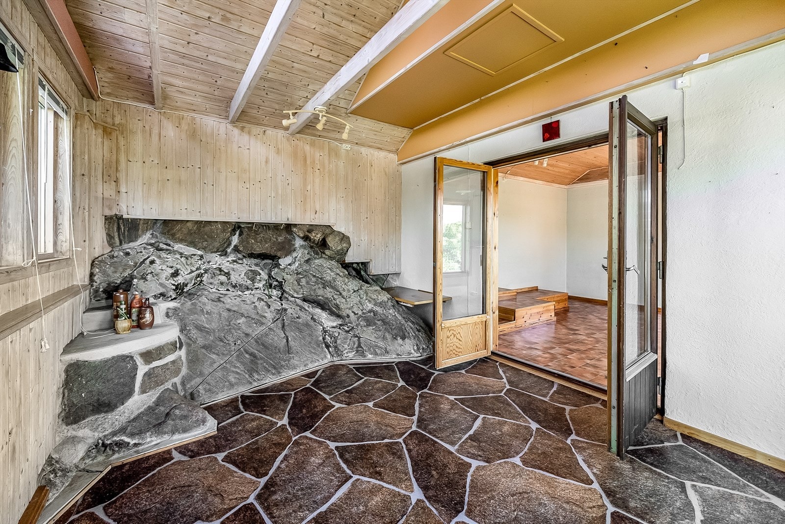 Inne i annekset hvor deler av grunnfjellet kommer inn. Galleribilde