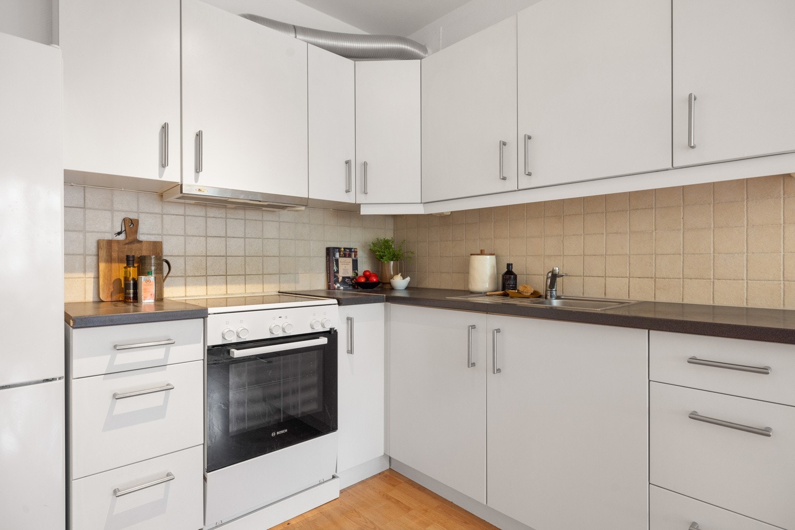 Mye skap- og benkeplass. Alle hvitevarer på kjøkken vil følge. Galleribilde