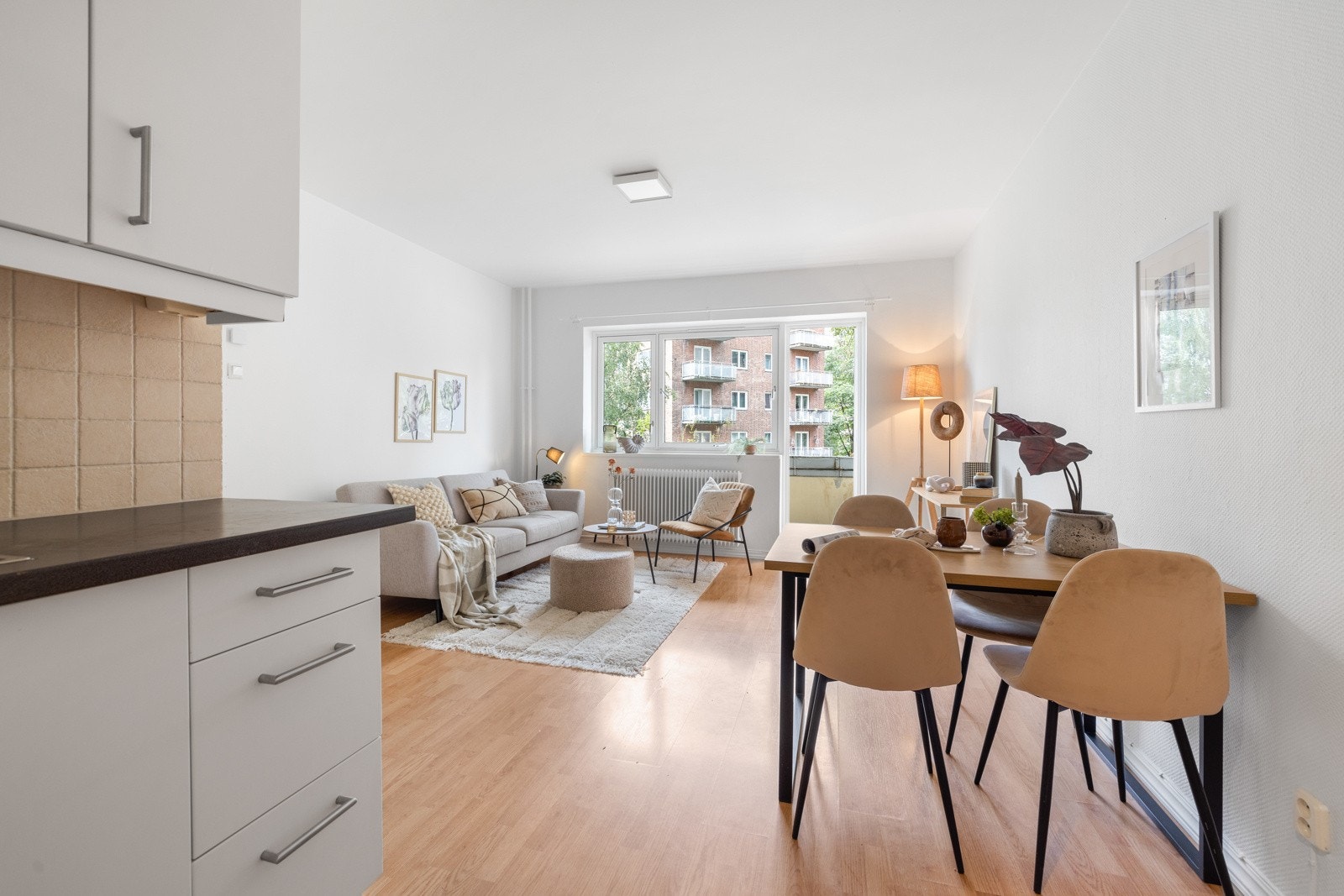 I stuen får du plass til et stort spisebord med stoler. Galleribilde