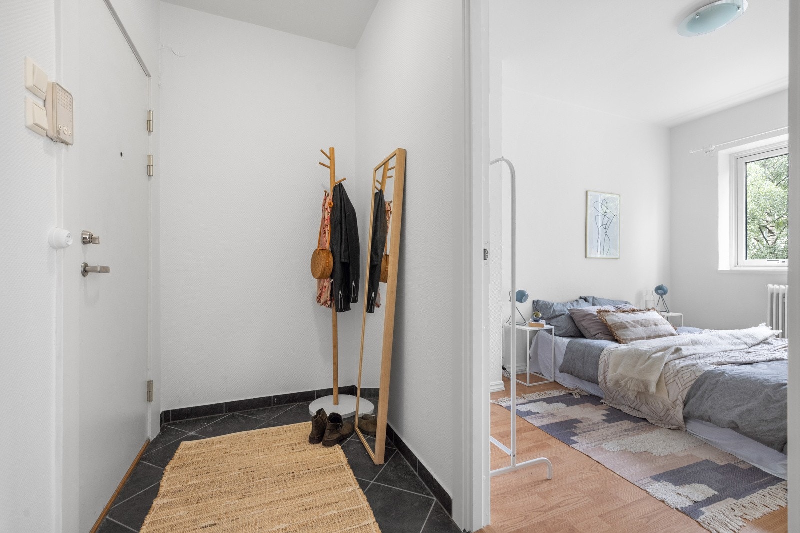 Leiligheten har en hyggelig entré med plass til oppbevaring av sko- og ytterbekledning. Galleribilde