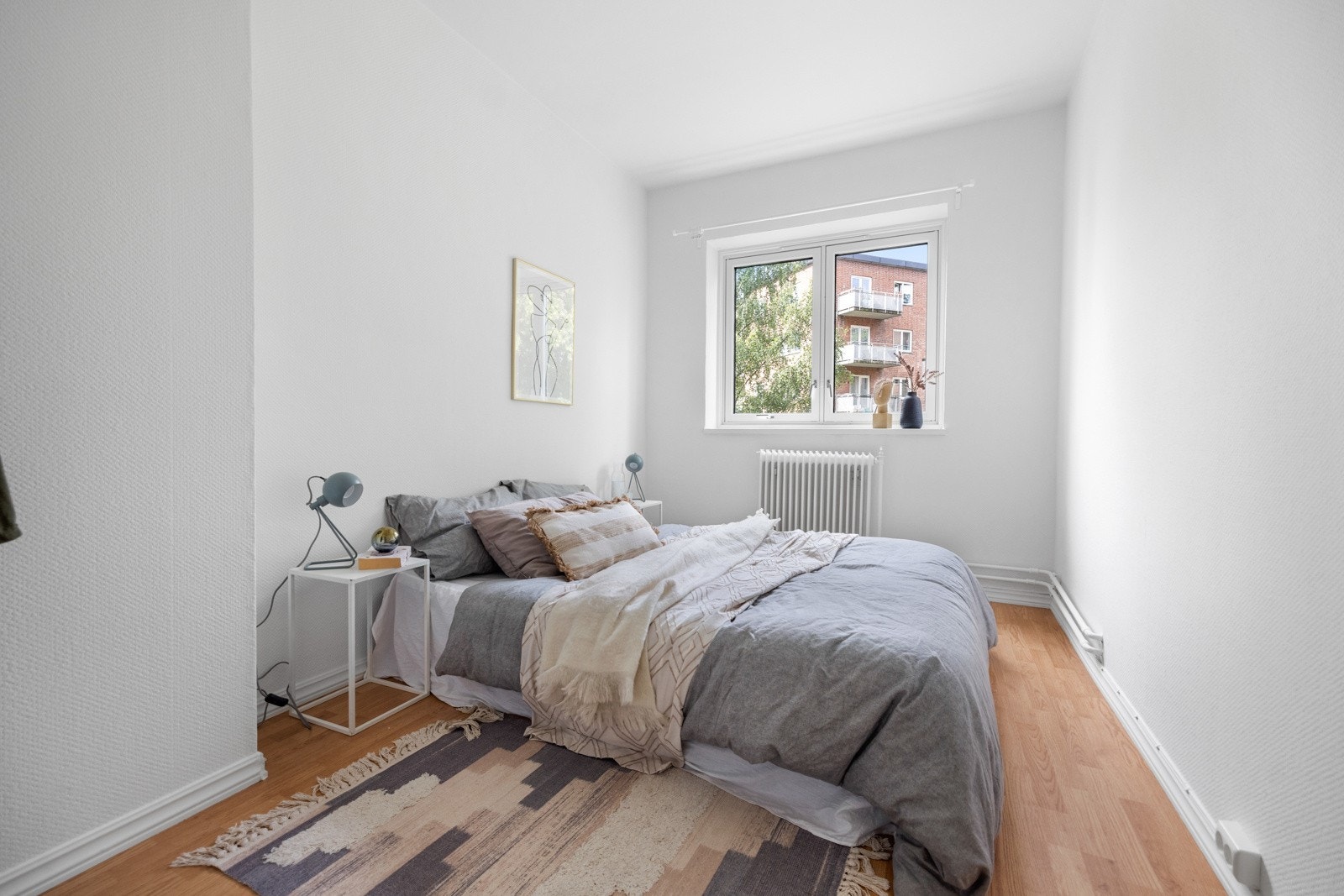 Soverom med plass til dobbeltseng, nattbord og tilhørende garderobeskap. Galleribilde