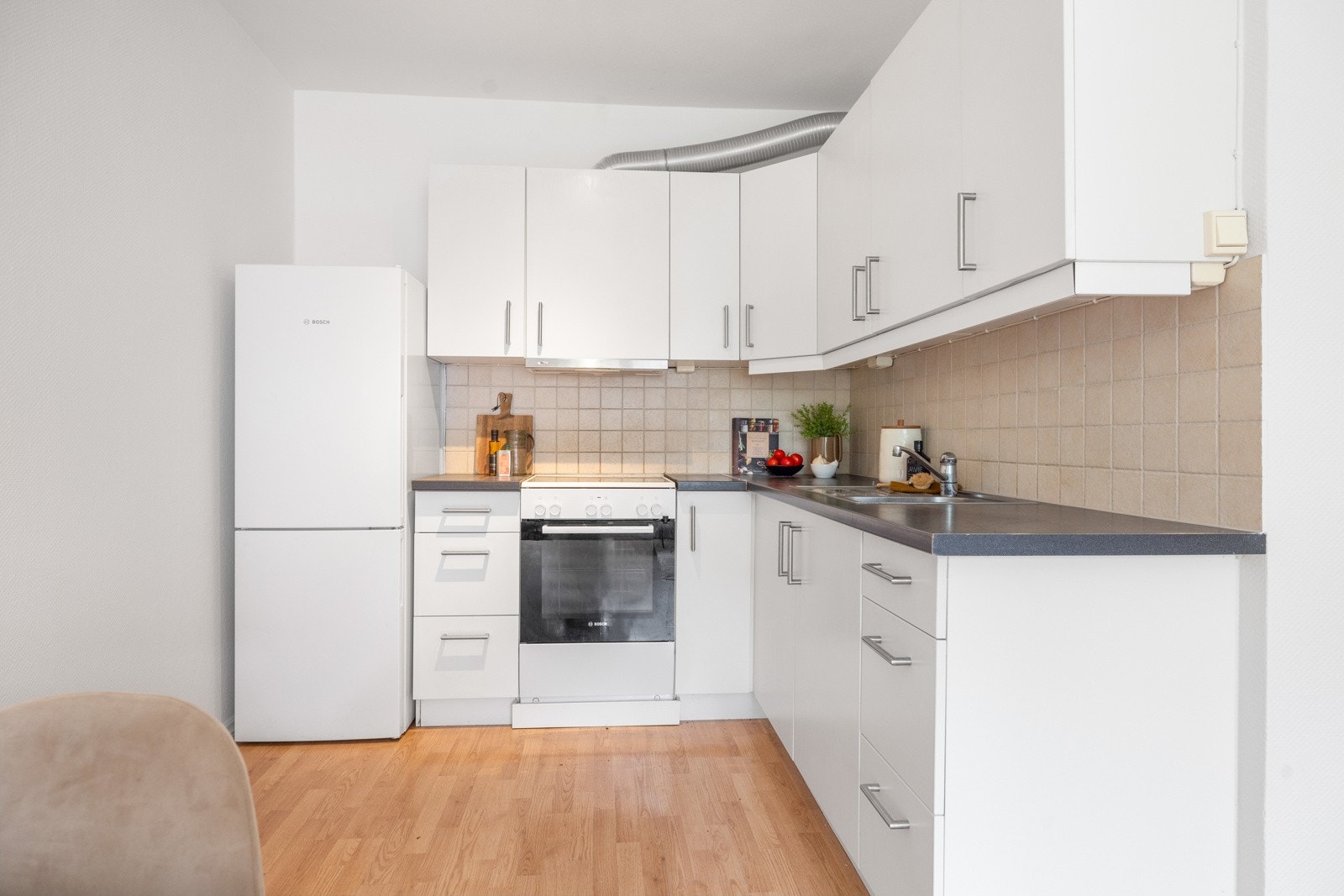 Kjøkkenet er praktisk plassert i et hjørne av stuen. Galleribilde