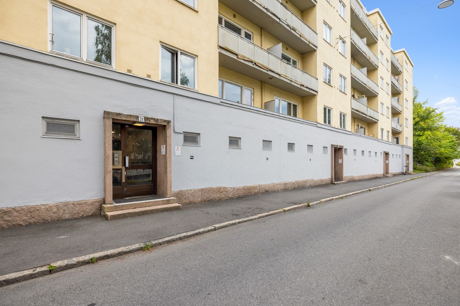 Leiligheten ligger i byggets første boligetasje, men oppleves som om du bor i andre etasje. Galleribilde