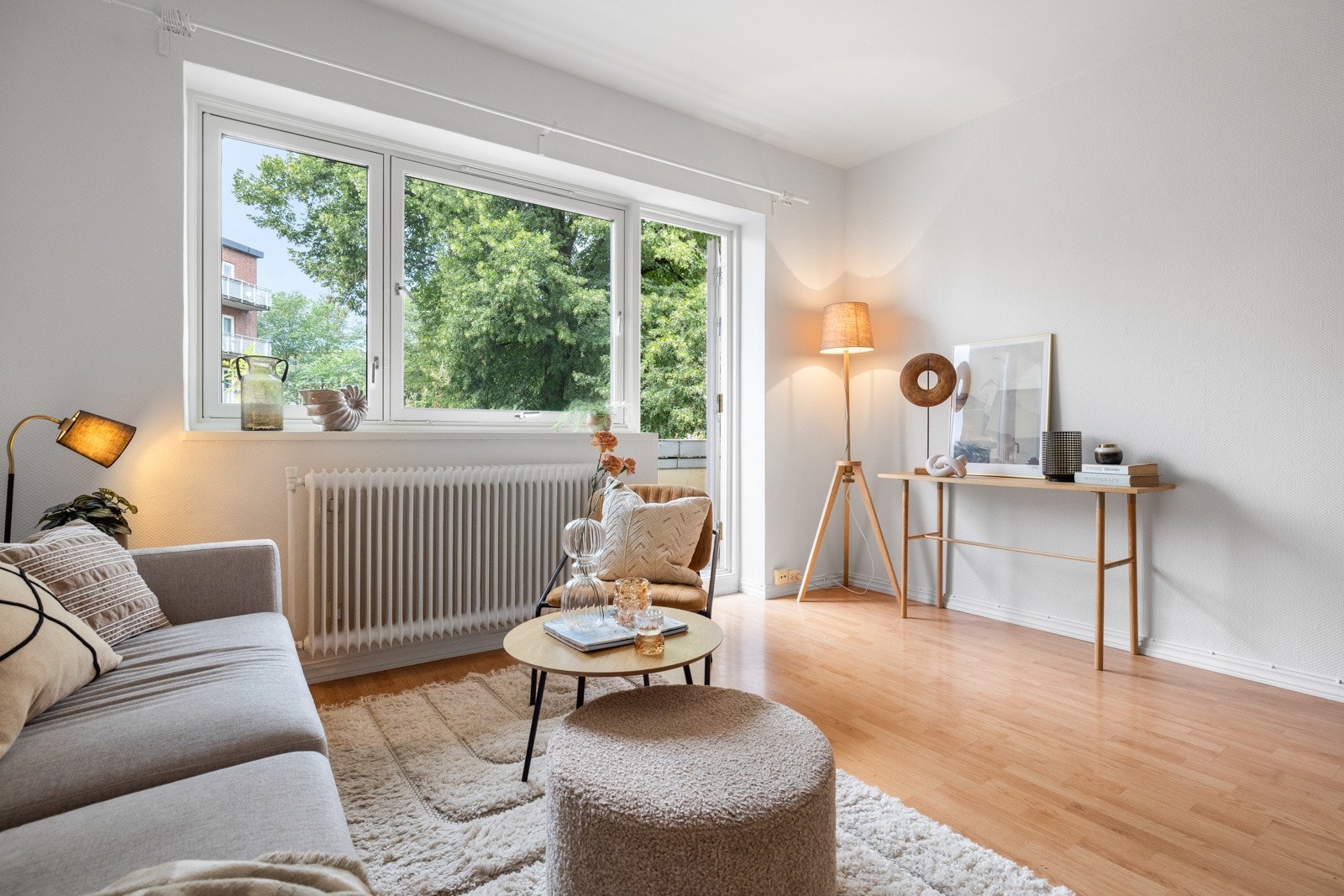 Store vindusflater slipper rikelig med naturlig lys inn og skaper en hyggelig atmosfære. Galleribilde